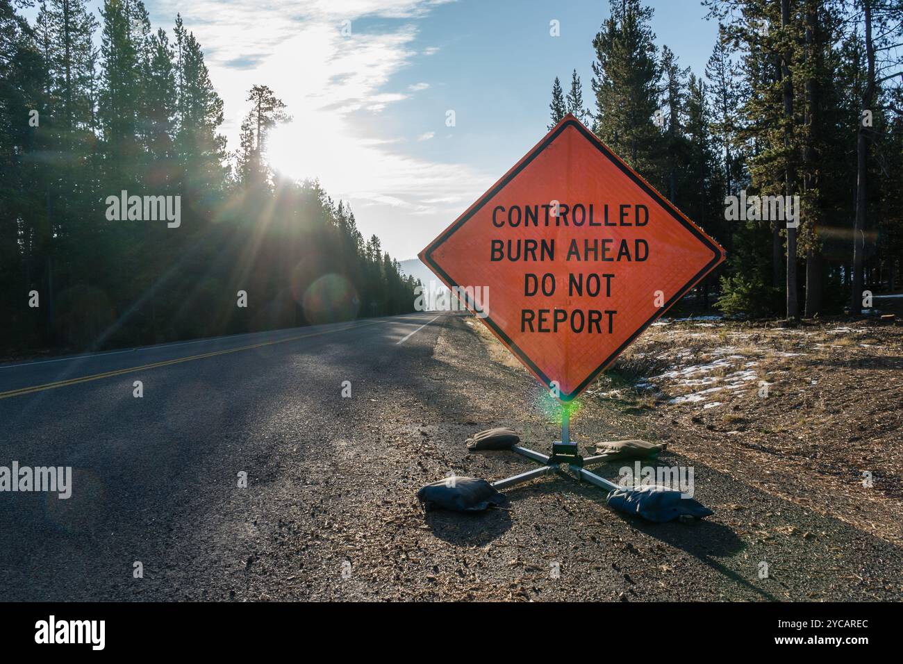 Segnaletica di combustione controllata lungo la strada che avverte gli automobilisti di un'area di combustione prescritta davanti. Foto Stock