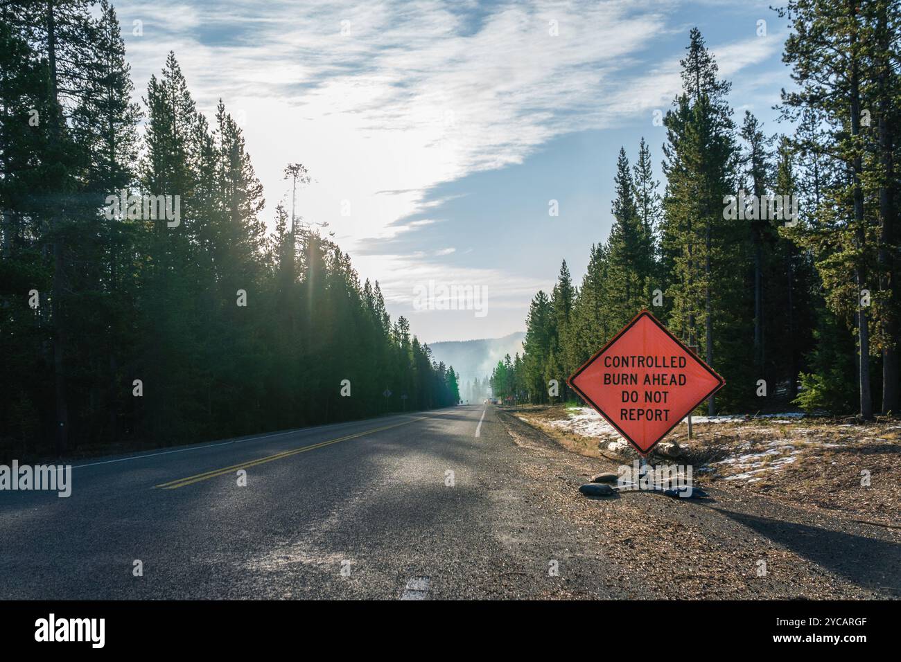 Segnaletica di combustione controllata lungo la strada che avverte gli automobilisti di un'area di combustione prescritta davanti. Foto Stock