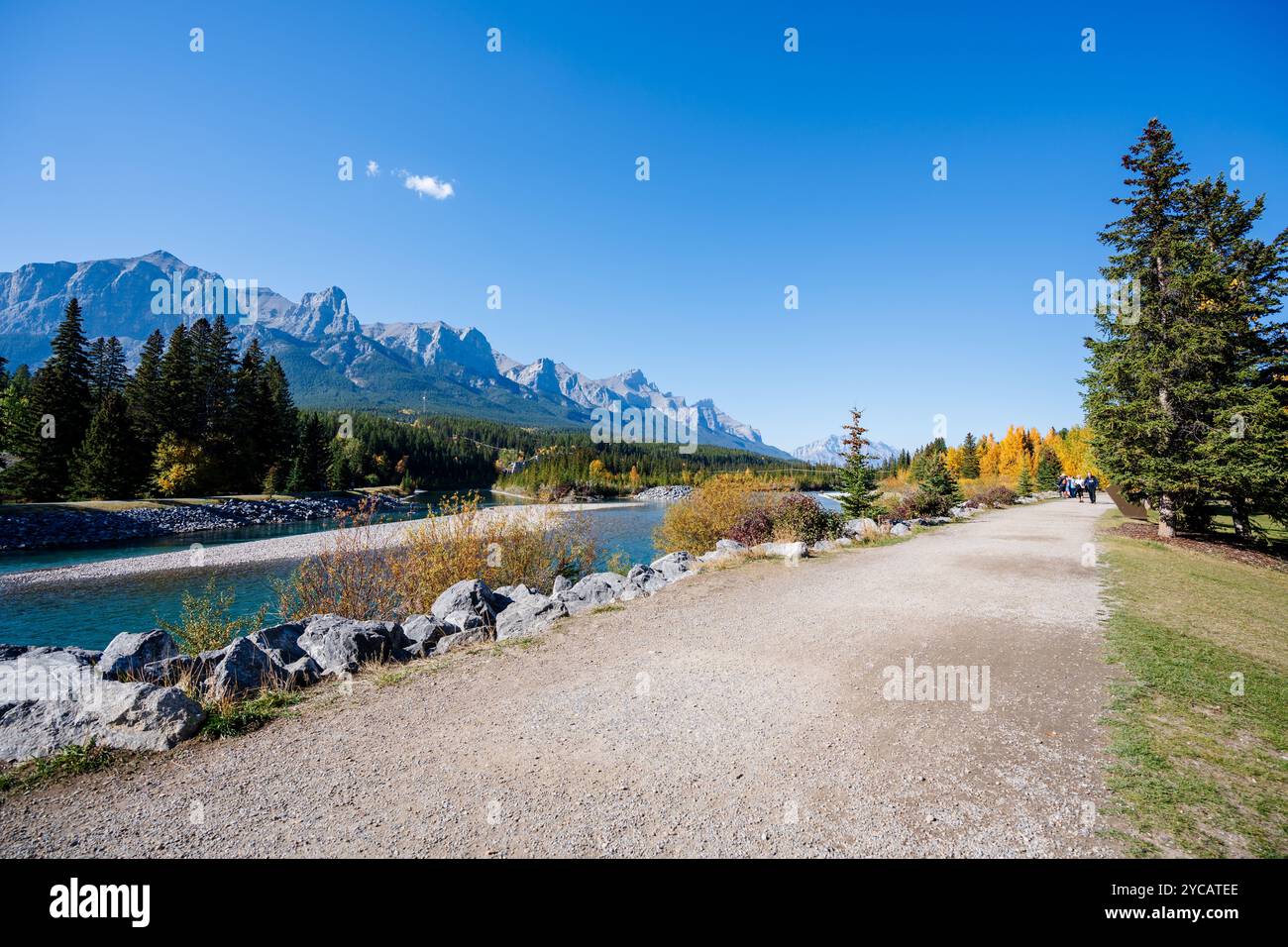 In autunno, le persone camminano lungo il sentiero lungo il fiume Bow. Canmore, Alberta, Canada. Rundle Plante Lane. Foto Stock