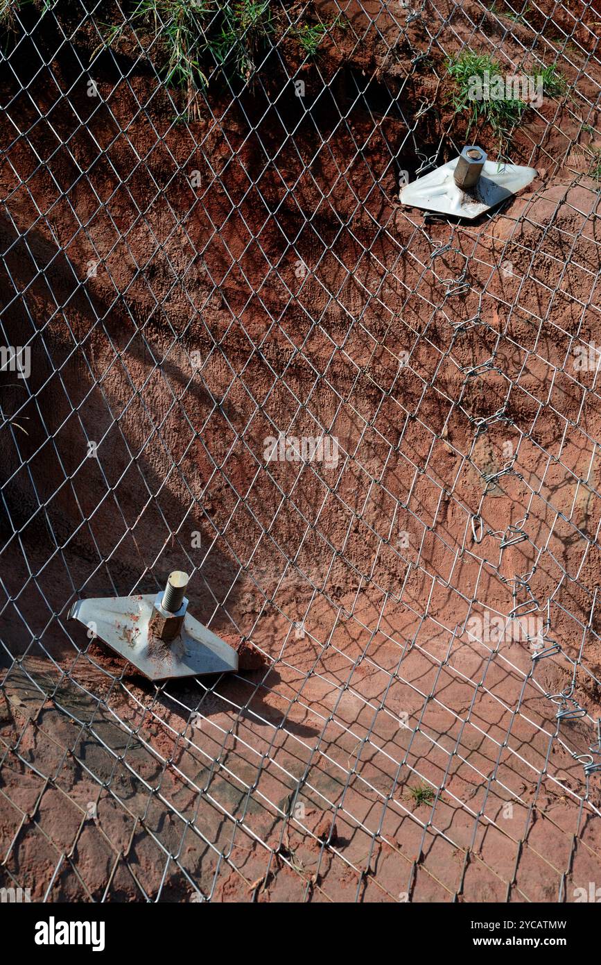 Bulloni da roccia e rete metallica che sostengono scogliere di arenaria rossa instabili sopra la linea ferroviaria a Dawlish, nel Devon meridionale. Foto Stock