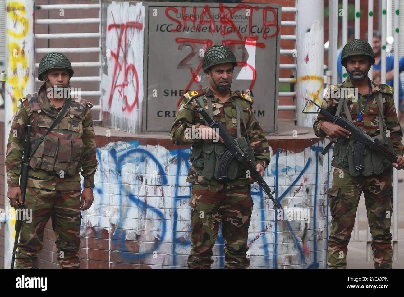 I membri della Law-Enforce sono di guardia davanti allo Sher-e-Bangla National Cricket Stadium di Mirpur, Dacca, Bangladesh, 20 ottobre 2024. Foto Stock