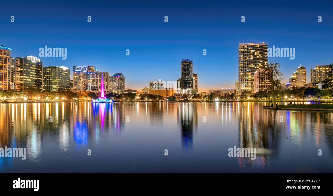 Skyline di Orlando di notte a Orlando, Florida Foto Stock