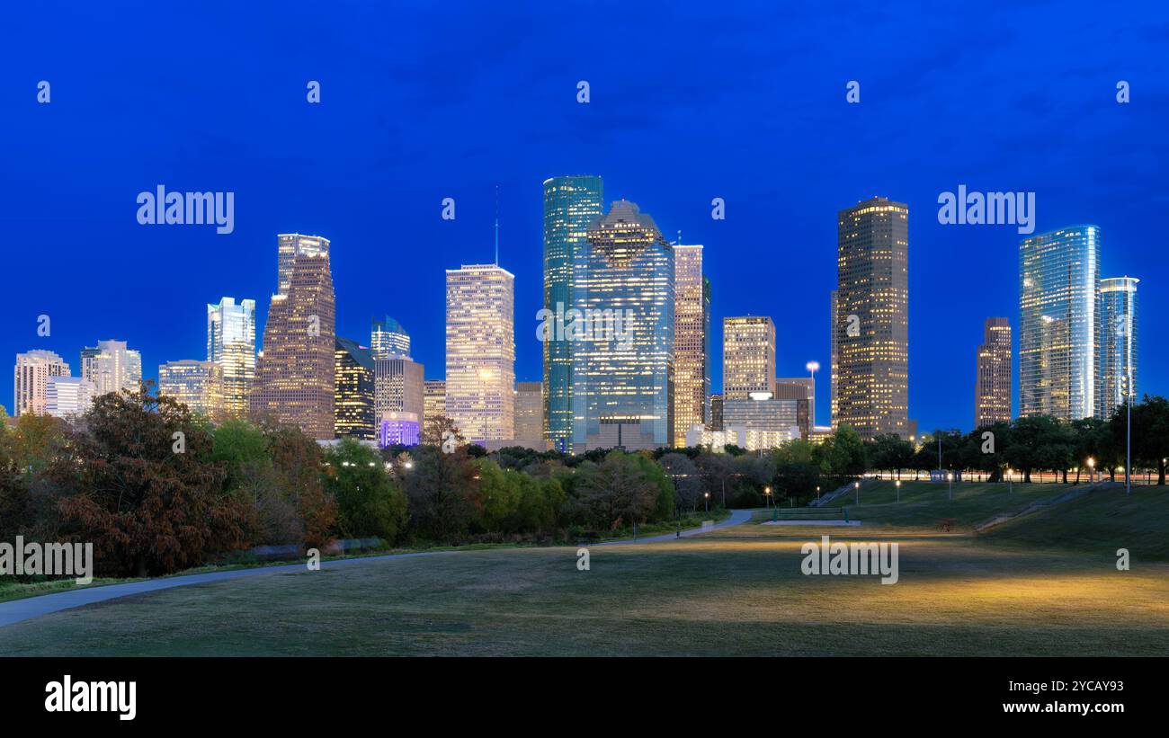 Skyline di Houston di notte a Houston, Texas Foto Stock