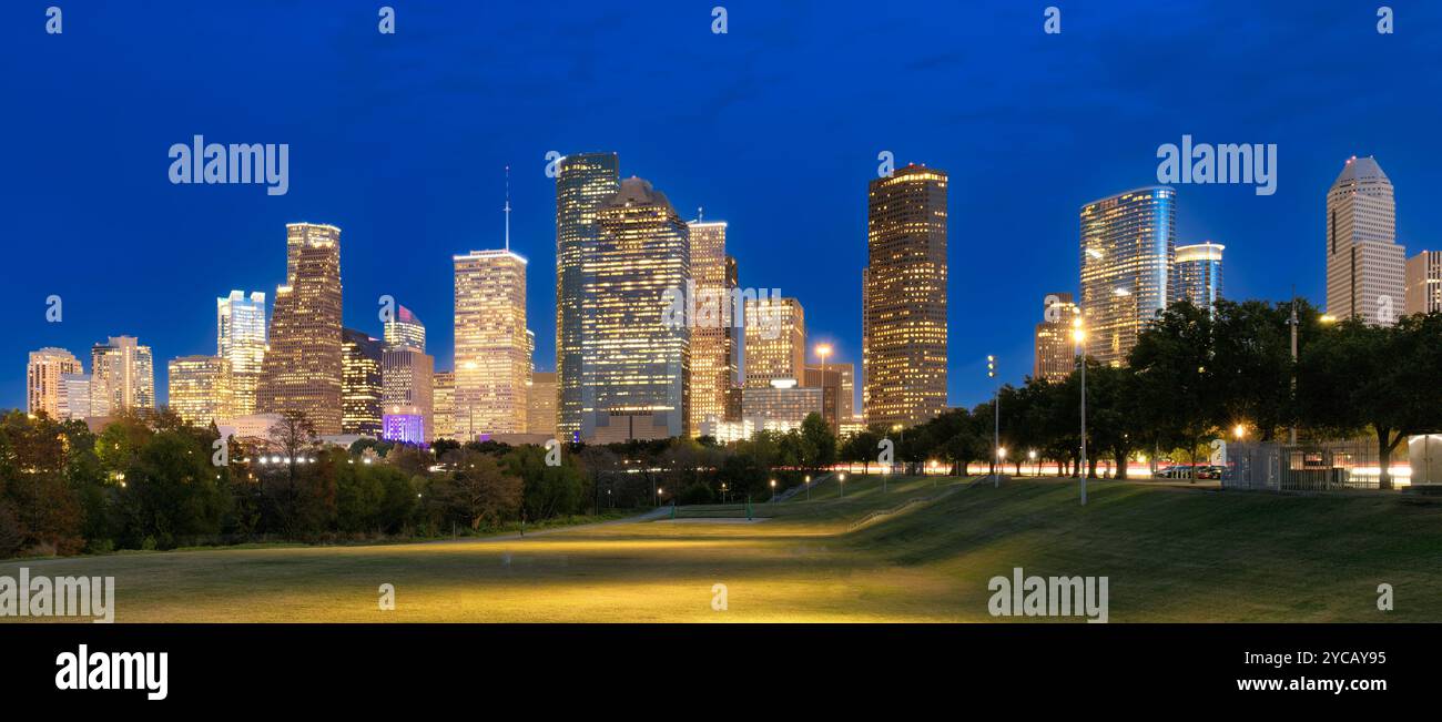 Skyline di Houston di notte a Houston, Texas Foto Stock