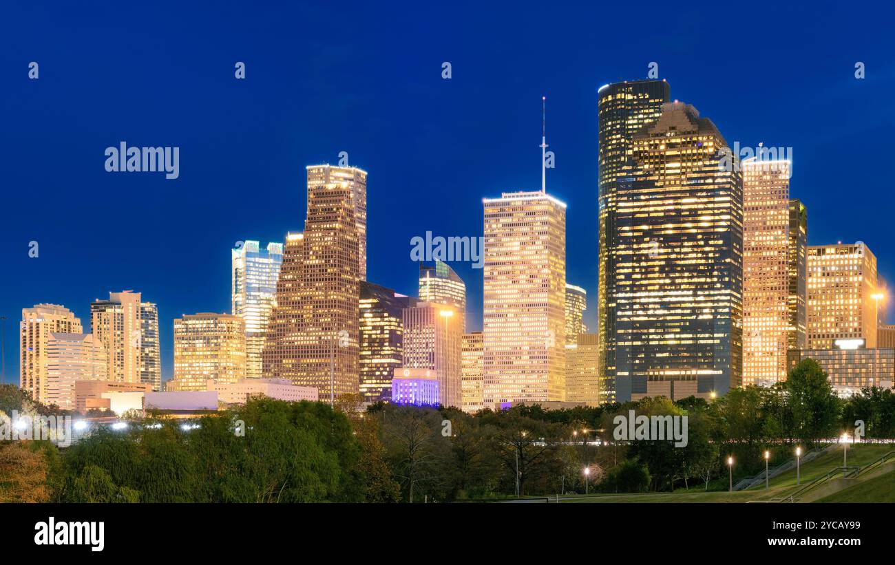 Skyline di Houston di notte a Houston, Texas Foto Stock