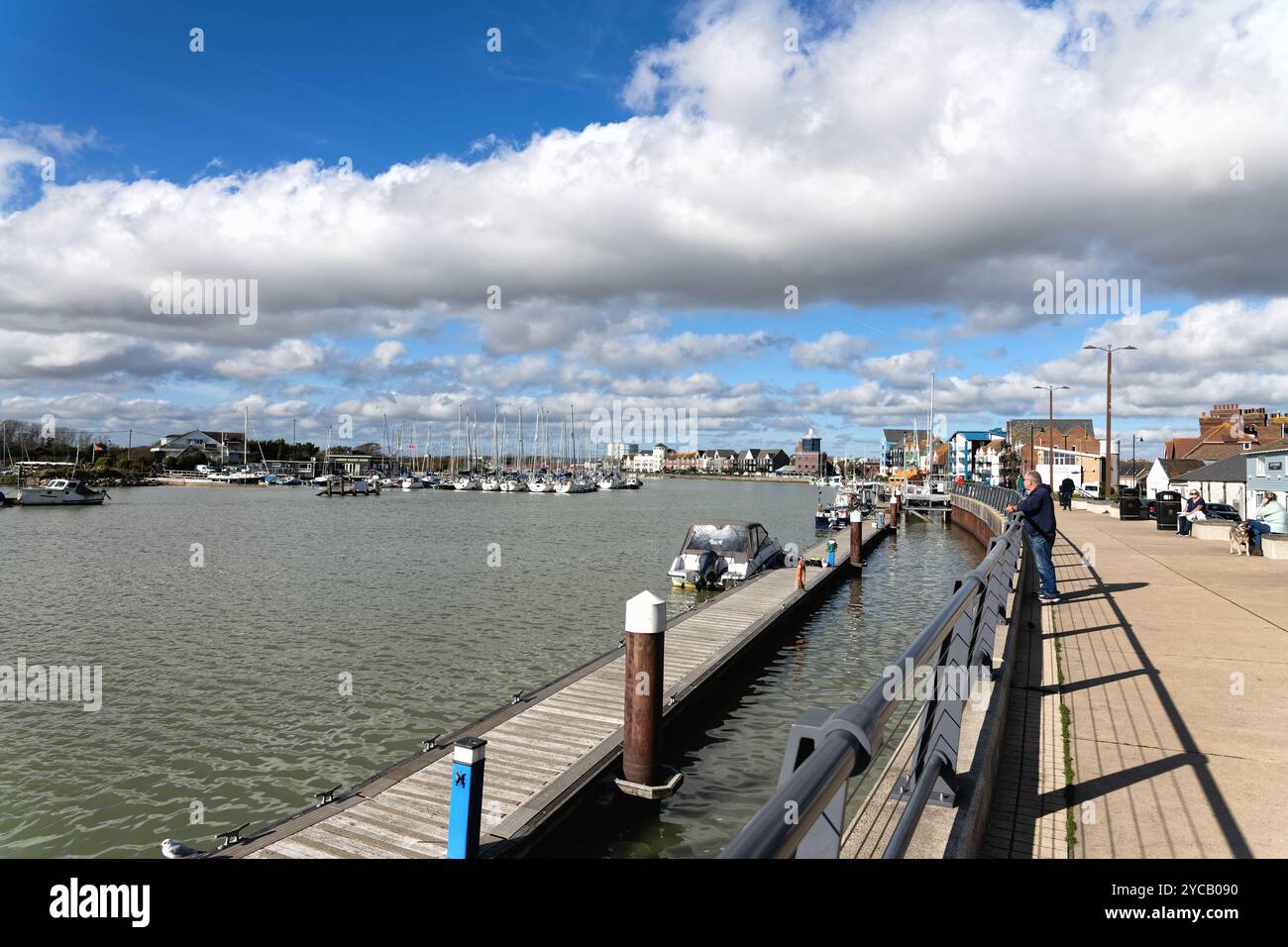 Il fiume Arun e il lungomare di Littlehampton in un giorno autunnale di sole West Sussex Inghilterra Regno Unito Foto Stock
