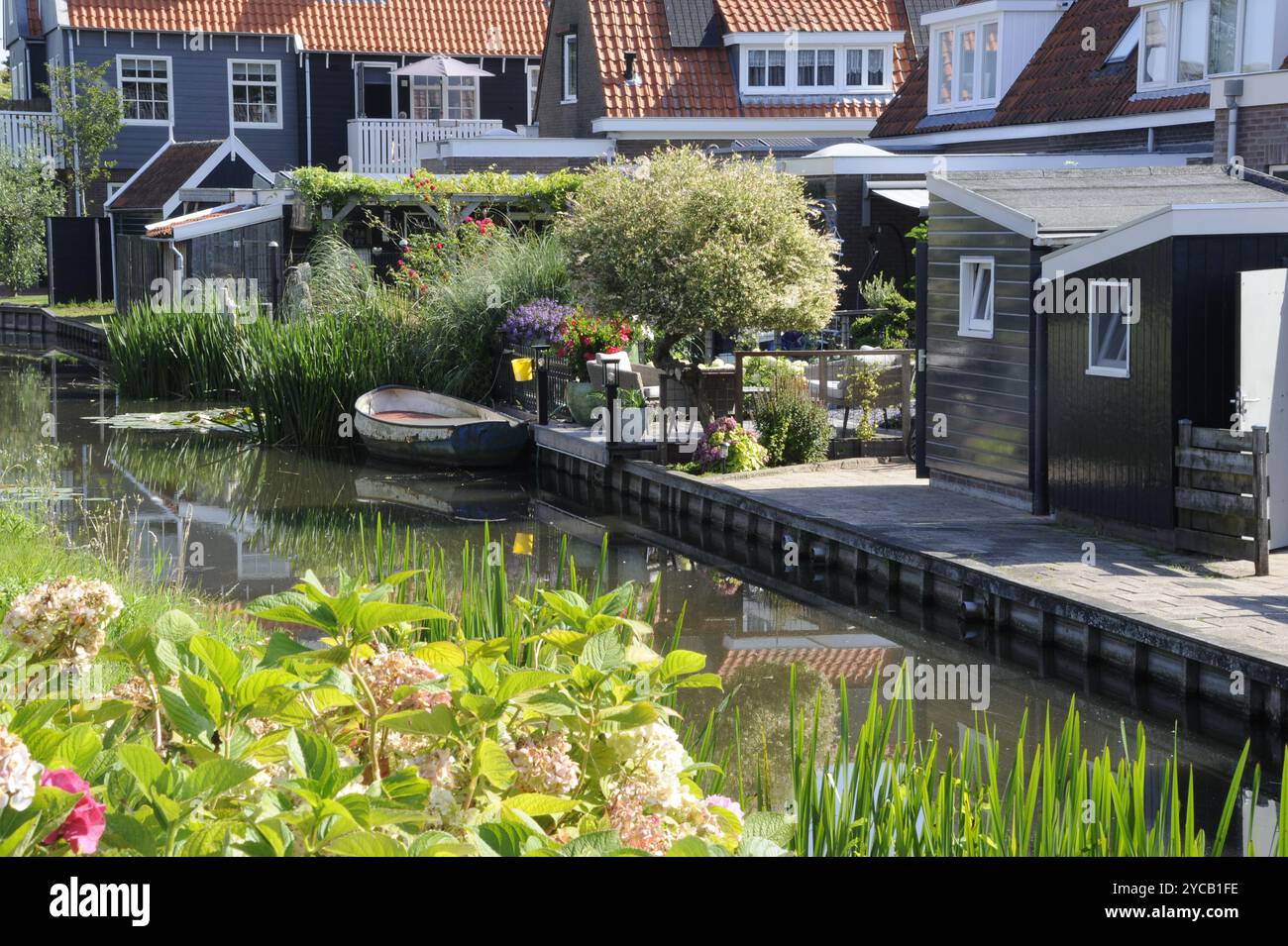 Villaggio di Marken nei Paesi Bassi sotto la luce del sole Foto Stock
