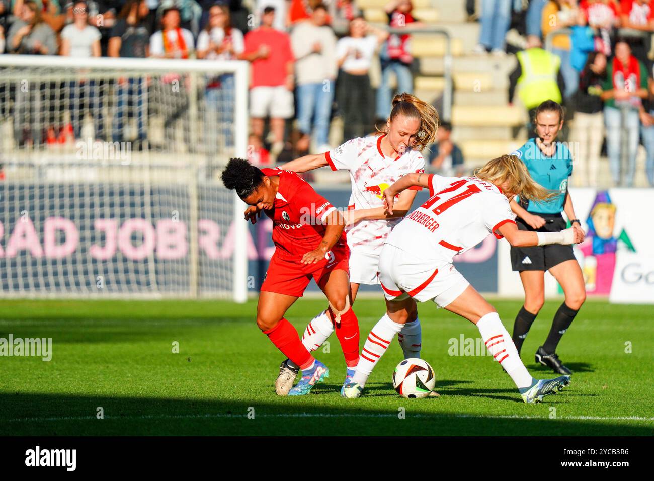 Zweikampf zwischen Shekiera Martinez (SC Freiburg #9) und Julia Landenberger (RB Leipzig 21) Google Pixel Frauen-Bundesliga,SC Freiburg vs. RasenBallsport Leipzig, 20.10.2024 NORMATIVE DFB / DFL VIETANO QUALSIASI USO DI FOTOGRAFIE COME SEQUENZE DI IMMAGINI E/O QUASI-VIDEO Foto Stock