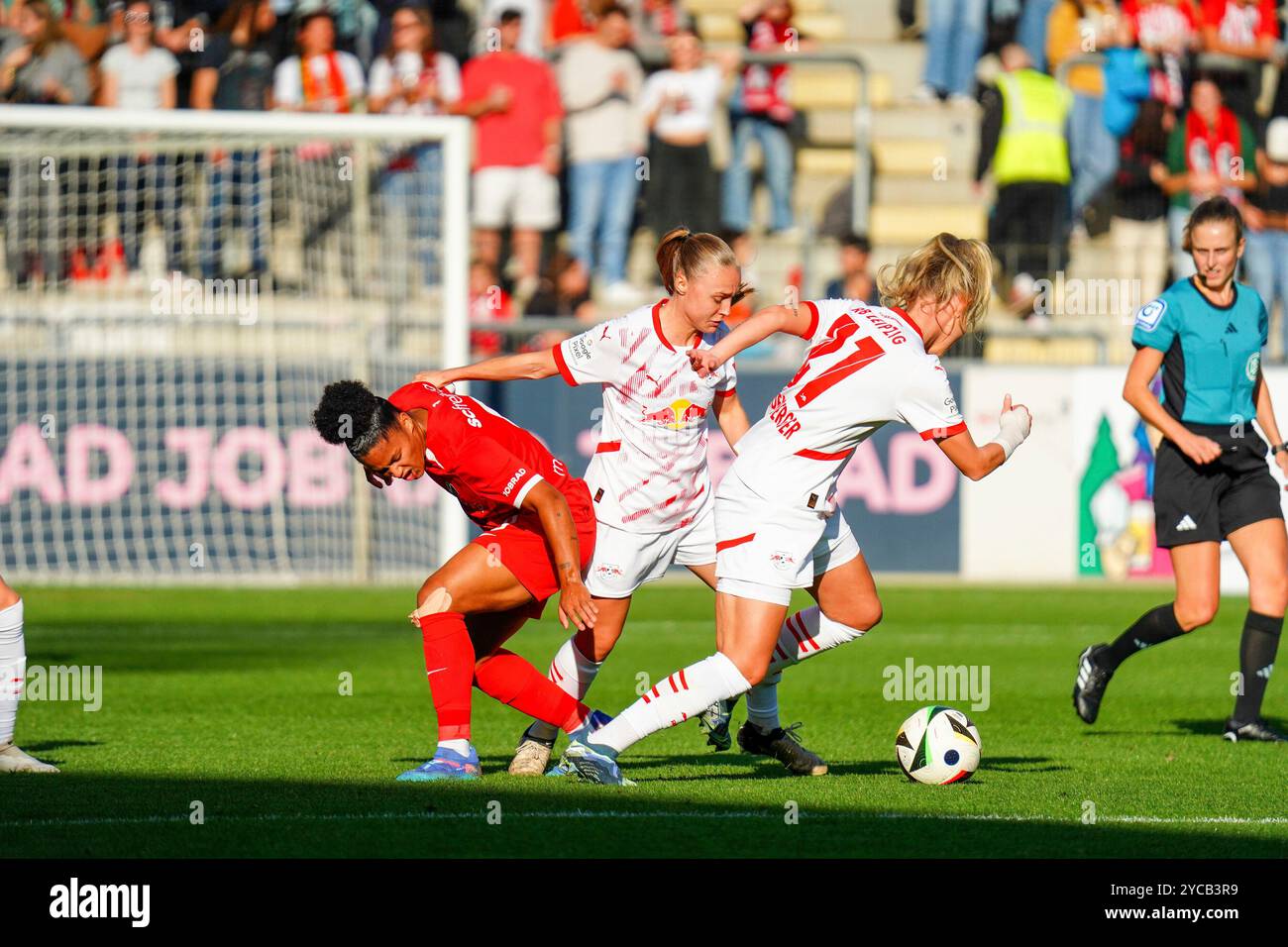 Zweikampf zwischen Shekiera Martinez (SC Freiburg 9) und Julia Landenberger (RB Leipzig 21) Google Pixel Frauen-Bundesliga,SC Freiburg vs. RasenBallsport Leipzig, 20.10.2024 NORMATIVE DFB / DFL VIETANO QUALSIASI USO DI FOTOGRAFIE COME SEQUENZE DI IMMAGINI E/O QUASI-VIDEO Foto Stock