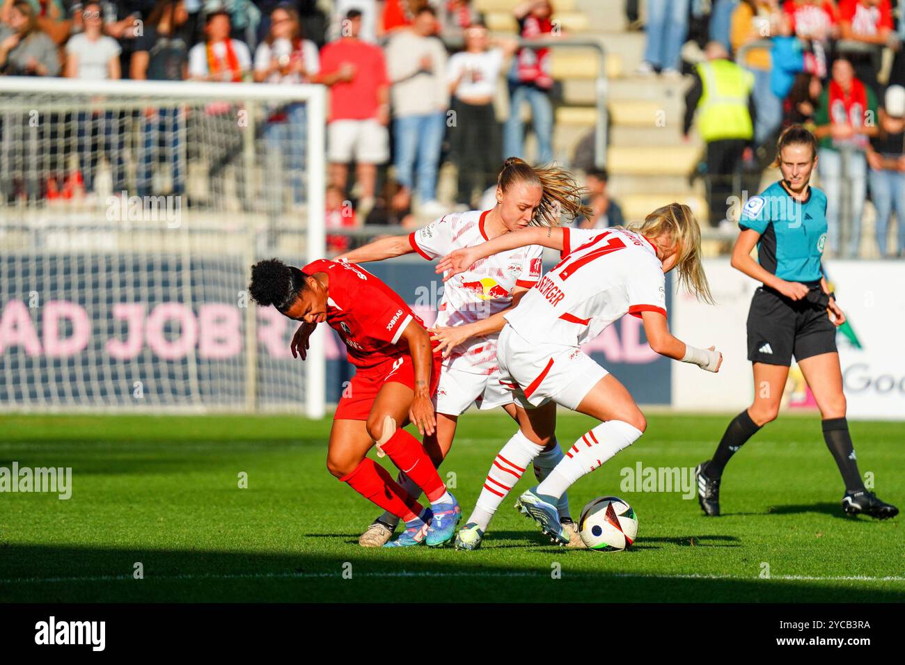 Zweikampf zwischen Shekiera Martinez (SC Freiburg 9) und Julia Landenberger (RB Leipzig 21) Google Pixel Frauen-Bundesliga,SC Freiburg vs. RasenBallsport Leipzig, 20.10.2024 NORMATIVE DFB / DFL VIETANO QUALSIASI USO DI FOTOGRAFIE COME SEQUENZE DI IMMAGINI E/O QUASI-VIDEO Foto Stock