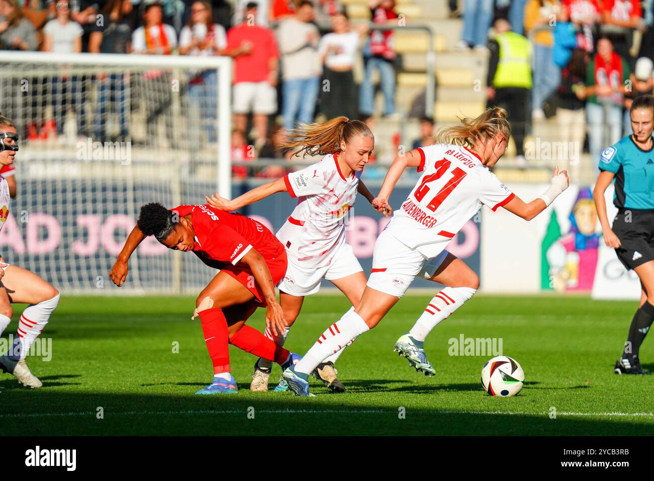 Zweikampf zwischen Shekiera Martinez (SC Freiburg 9) und Julia Landenberger (RB Leipzig 21) Google Pixel Frauen-Bundesliga,SC Freiburg vs. RasenBallsport Leipzig, 20.10.2024 NORMATIVE DFB / DFL VIETANO QUALSIASI USO DI FOTOGRAFIE COME SEQUENZE DI IMMAGINI E/O QUASI-VIDEO Foto Stock