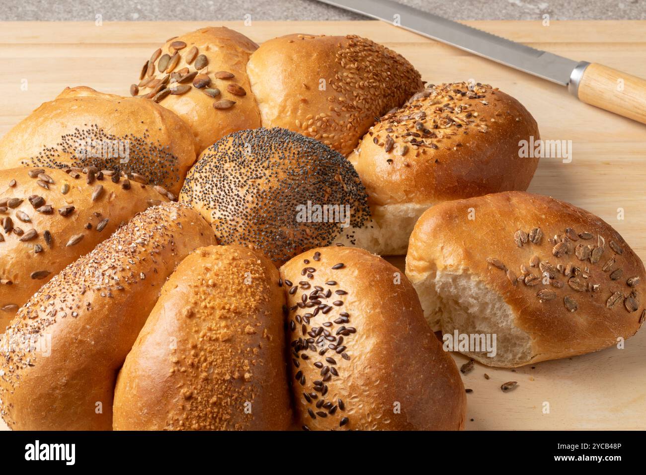 Pane di grano fresco fatto in casa a forma di fiore con una variazione di semi sani da vicino Foto Stock