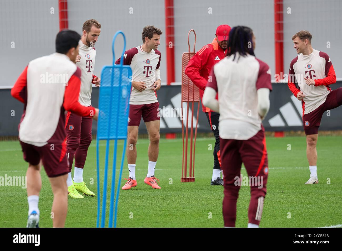 Thomas Mueller (FC Bayern Muenchen, 25) mit Joshua Kimmich (FC Bayern Muenchen, 06) und Harry Kane (FC Bayern Muenchen, 09), mit Vincent Kompany (FC Bayern Muenchen, Cheftrainer) beim Training auf dem Platz, Abschlusstraining, FC Bayern Muenchen, Fussball, UEFA Champions League, 3) Spieltag, Saison 2024/2025, 22.10.2024, foto: Eibner-Pressefoto/Jenni Maul Foto Stock