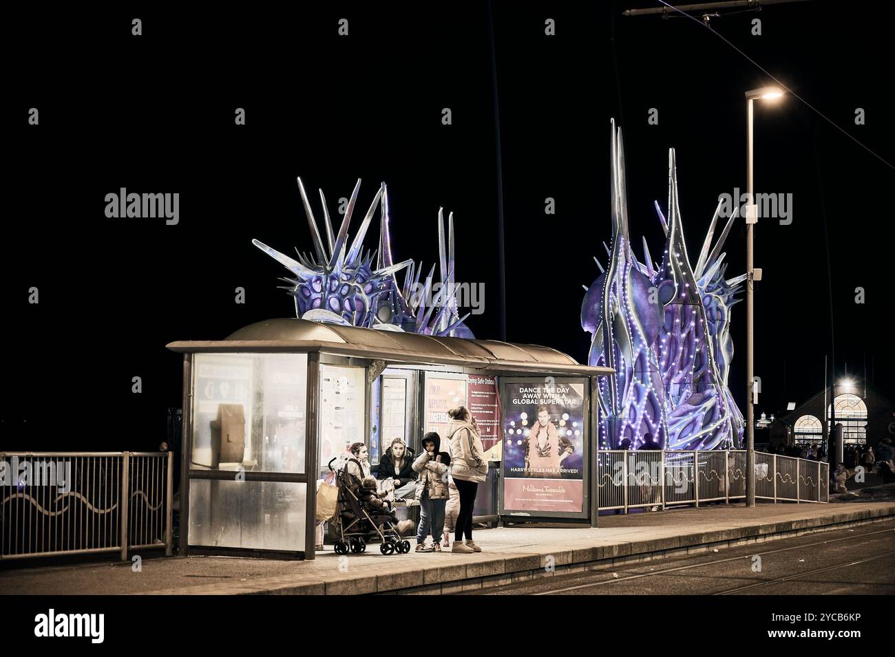 Il Lightpool Festival si tiene ogni anno durante l'illuminazione di Blackpool durante le vacanze scolastiche a metà mandato. Rifugio dei tram e divinità del mare Odyssey Foto Stock