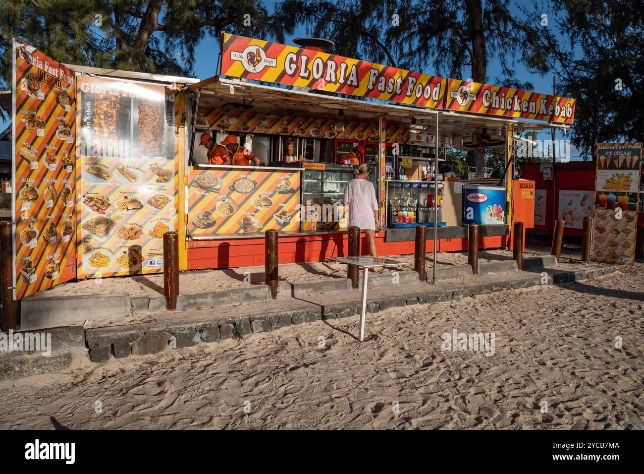 Tipici camion alimentari, pasti su ruote, Flic en Flac, spiaggia, costa occidentale, oceano Indiano, isola, Mauritius, Africa, Typische Foodtrucks, Essen auf Rädern Foto Stock