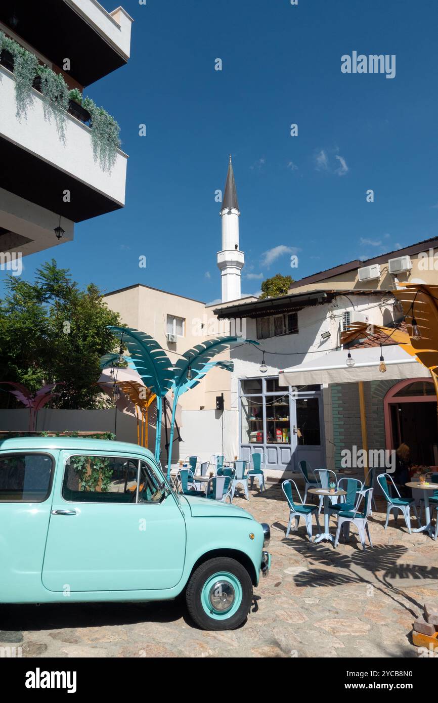 Un caffè a tema blu nella parte vecchia della città di Skopje, Repubblica di Macedonia del Nord, Balcani. Foto Stock