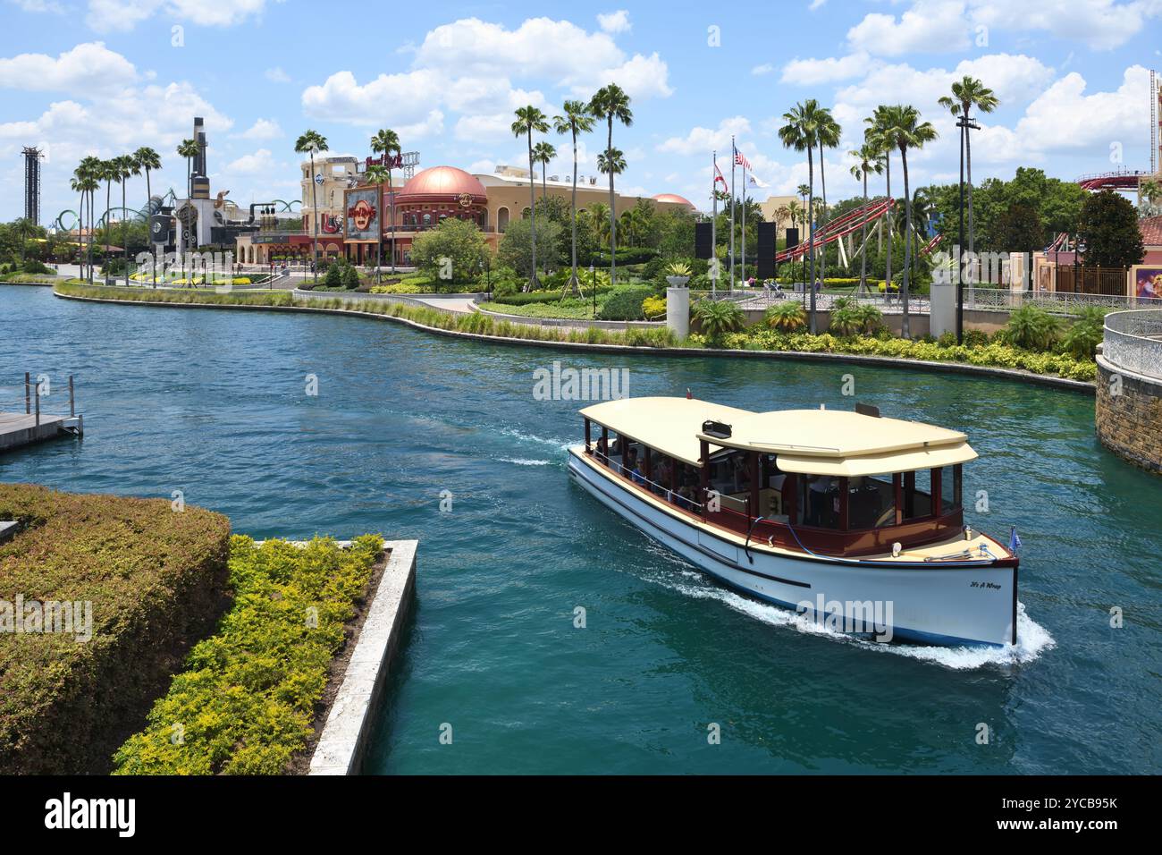 Barca turistica "IT's a Wrap" che gira intorno all'Hard Rock Cafe e al Florida Center, Universal, Orlando, USA Foto Stock