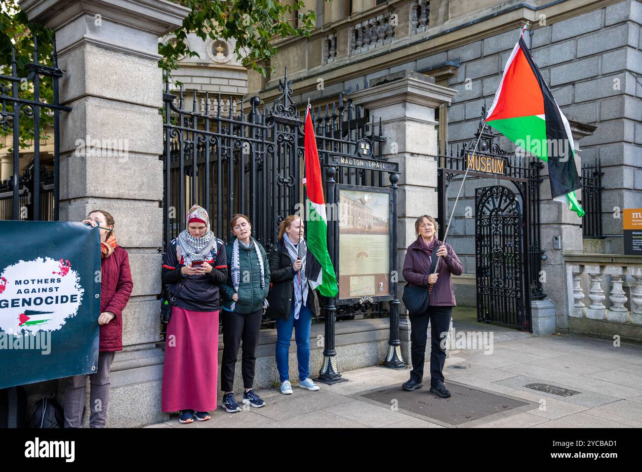 Dublino, Irlanda – 22 ottobre 2024. I membri dei lavoratori sanitari irlandesi per la Palestina si riuniscono fuori Leinster House il primo giorno della loro protesta di tre giorni. Foto: Liam Murphy / Alamy Foto Stock