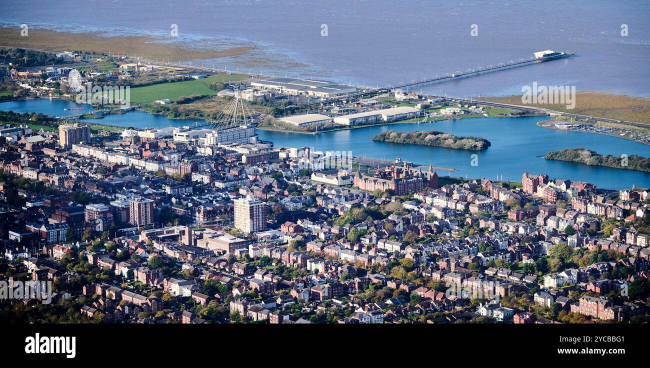 Vista aerea del molo di Southport e del centro città, Inghilterra nord-occidentale, Regno Unito Foto Stock