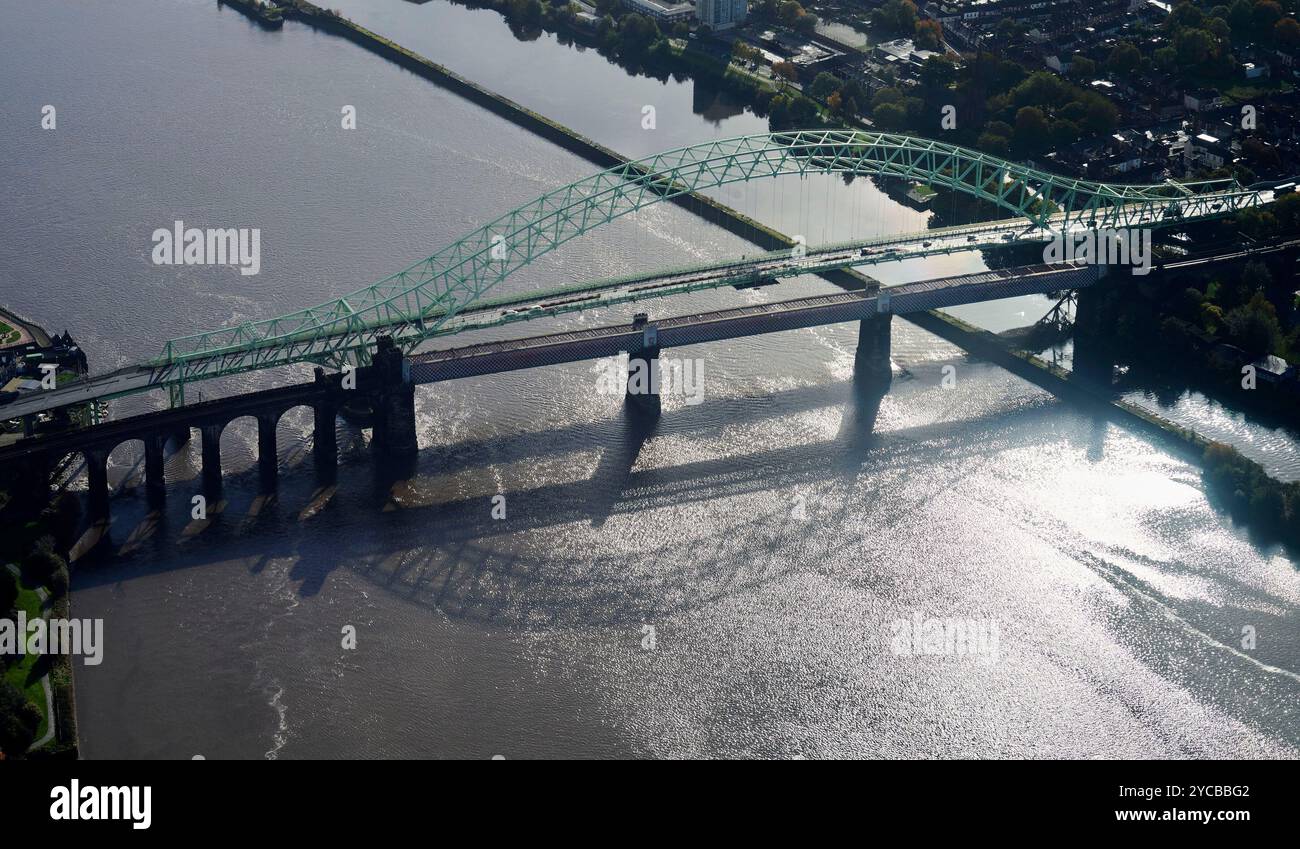 Una foto di un drone di Runcorn Silver Jubilee Bridge, Merseyside, Inghilterra nord-occidentale, Regno Unito Foto Stock