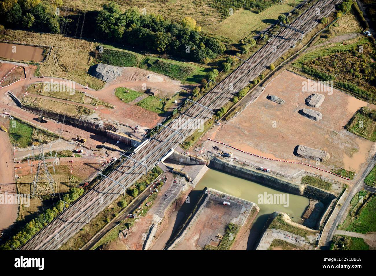 Un drone di HS2 Works che attraversa la linea ferroviaria della West Coast a Lichfield, Staffordshire, East Midlands, Regno Unito Foto Stock