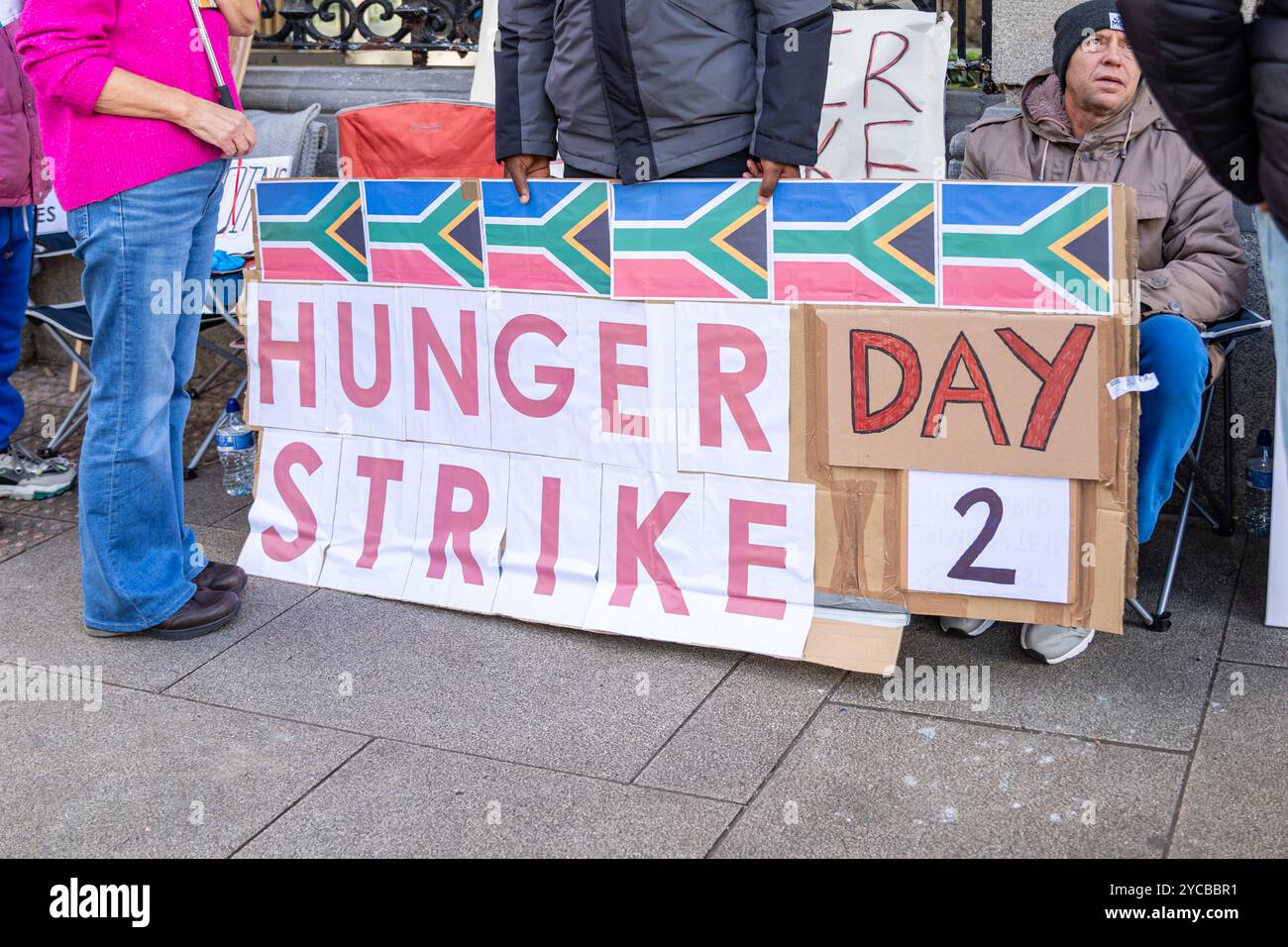 22 ottobre 2024. Uno sciopero della fame si svolge fuori Leinster House chiedendo protezione per i sudafricani in Irlanda. Foto: Liam Murphy / Alamy Foto Stock