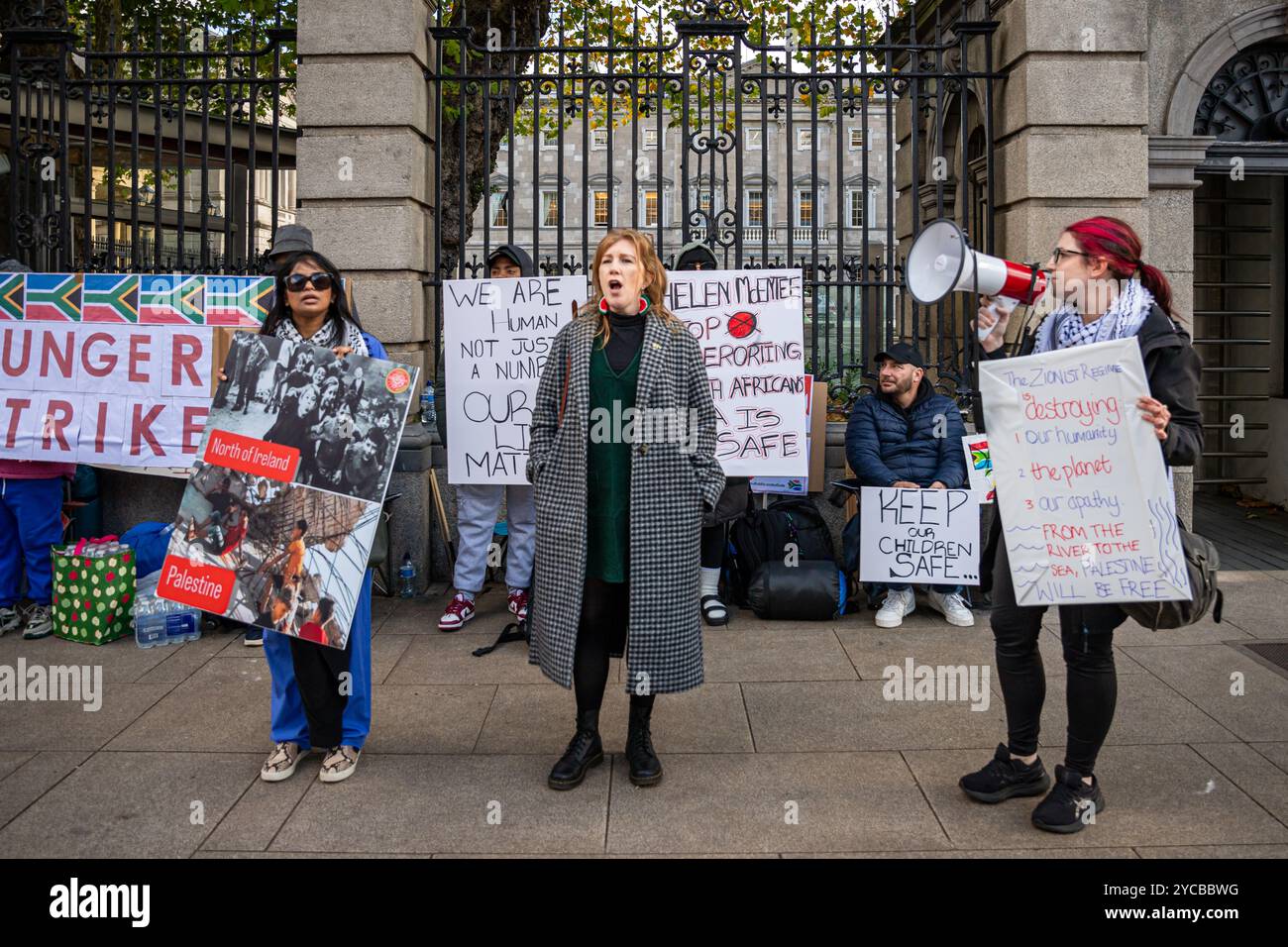 22 ottobre 2024. Uno sciopero della fame si svolge fuori Leinster House chiedendo protezione per i sudafricani in Irlanda. Foto: Liam Murphy / Alamy Foto Stock