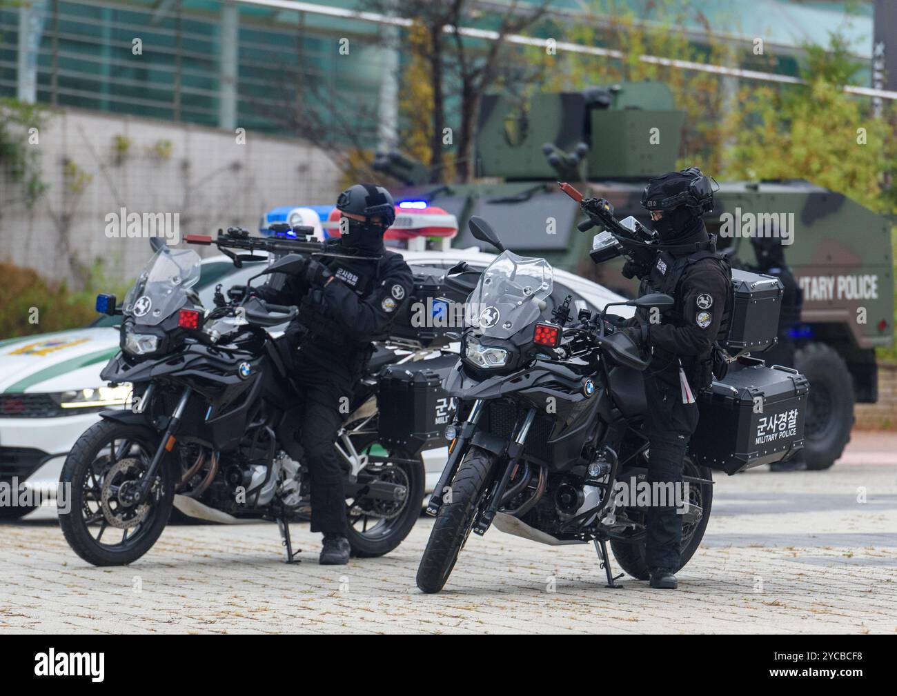 Goyang, Corea del Sud. 22 ottobre 2024. I motociclisti della polizia militare dell'Esercito sudcoreano partecipano alle esercitazioni di risposta alle crisi provocatorie a Goyang, a nord di Seul. Credito: SOPA Images Limited/Alamy Live News Foto Stock