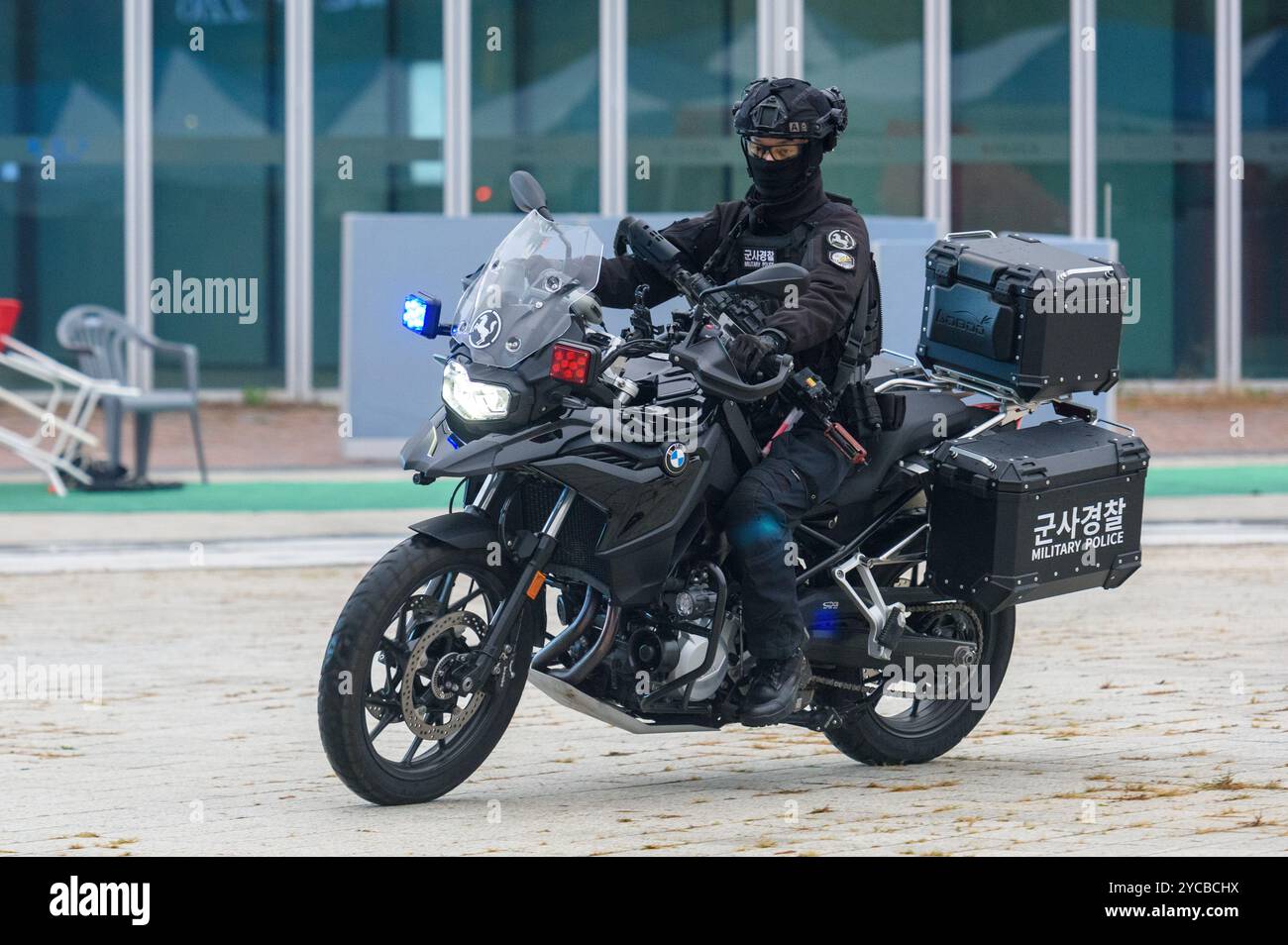 Goyang, Corea del Sud. 22 ottobre 2024. Un motociclista della polizia militare dell'Esercito sudcoreano partecipa alle esercitazioni di risposta alle crisi provocatorie a Goyang, a nord di Seul. Credito: SOPA Images Limited/Alamy Live News Foto Stock