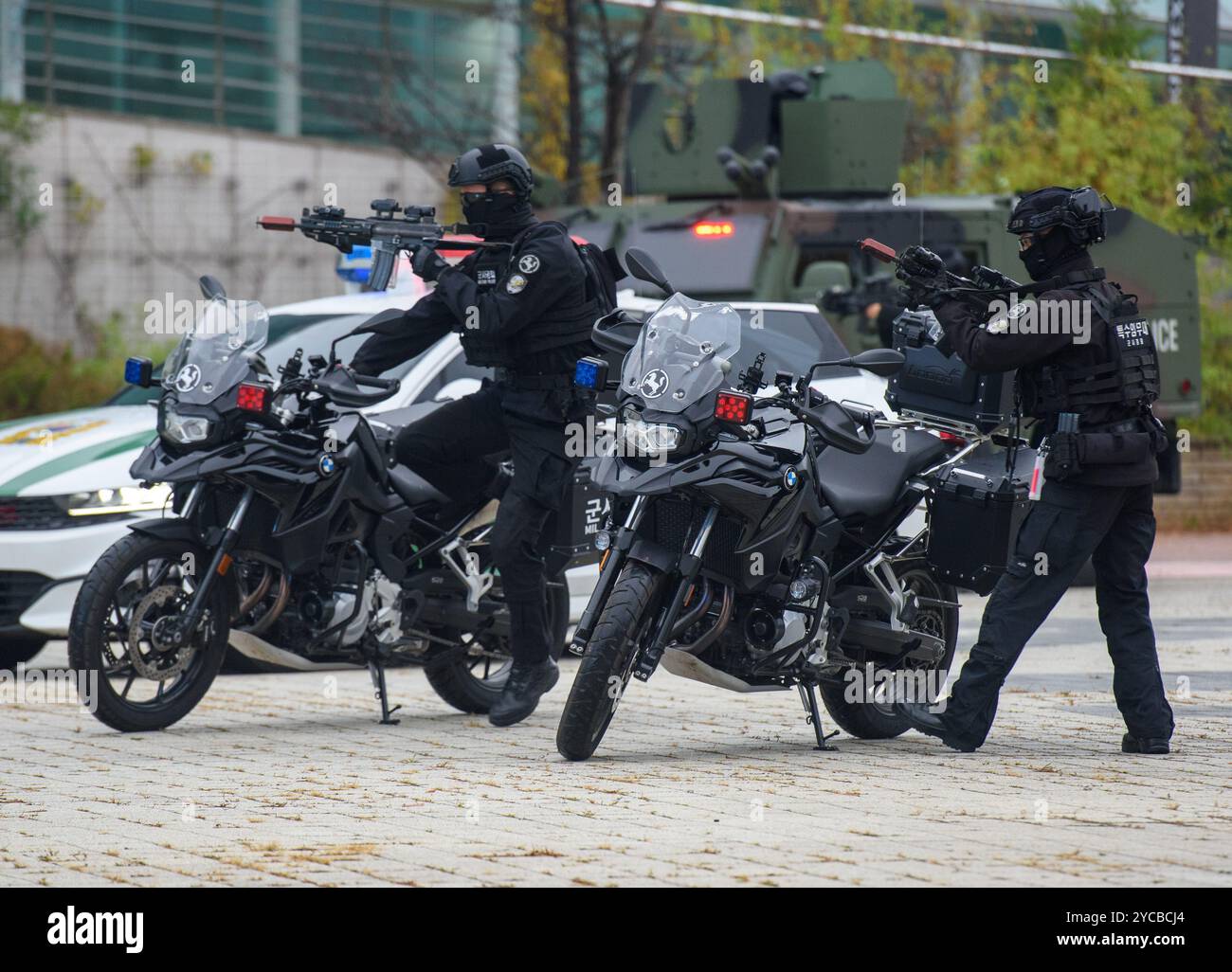 Goyang, Corea del Sud. 22 ottobre 2024. I motociclisti della polizia militare dell'Esercito sudcoreano partecipano alle esercitazioni di risposta alle crisi provocatorie a Goyang, a nord di Seul. Credito: SOPA Images Limited/Alamy Live News Foto Stock