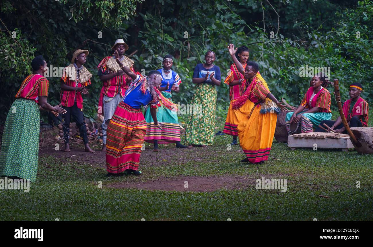 Ballerini Batwa che eseguono danze tradizionali Foto Stock