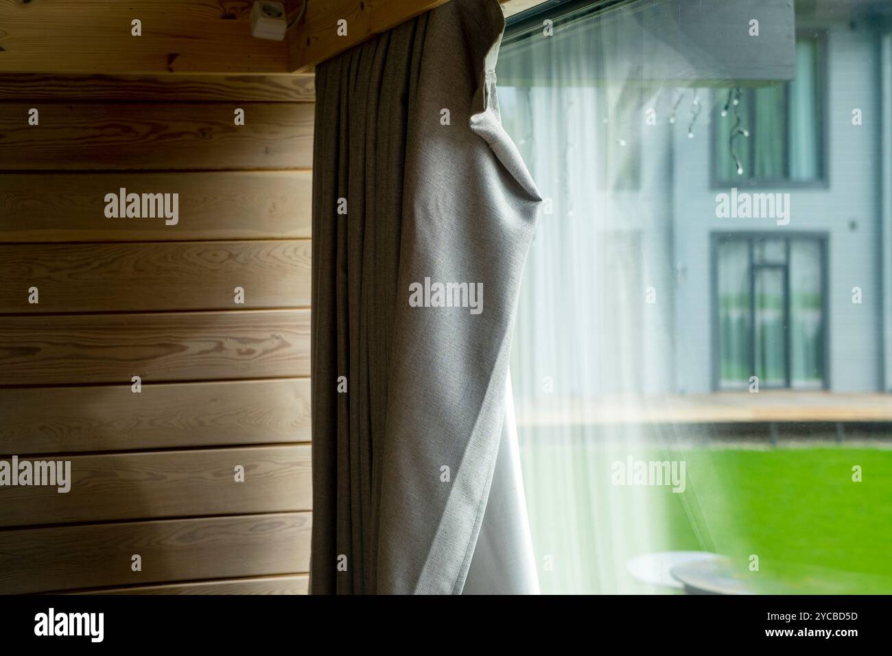 una tenda danneggiata sulla finestra, un colpo al chiuso, nessuna gente Foto Stock