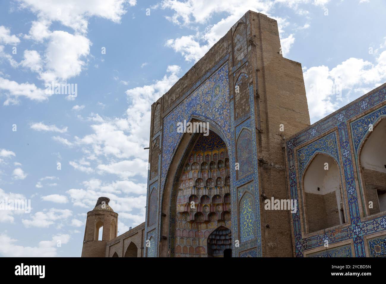 Abdulaziz Khan Madrasah, un'antica madrassah a Bukhara, Uzbekistan. Fu costruito nel 1652-1654. Il testo islamico a mosaico contiene poesie dell'antica islami Foto Stock