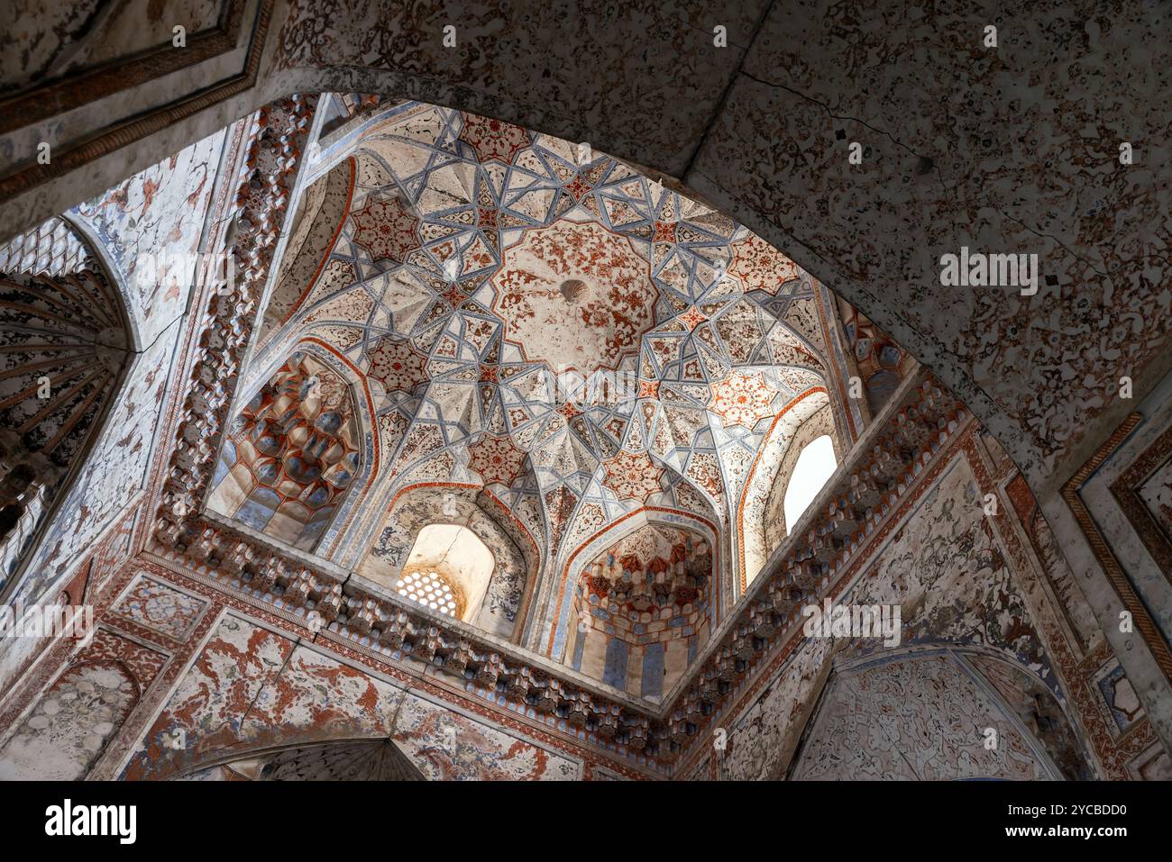 All'interno della moschea invernale della Madrasa Abdulaziz Khan, un'antica madrassah a Bukhara, Uzbekistan. Fu costruito nel 1652-1654. Soffitto decorato Foto Stock