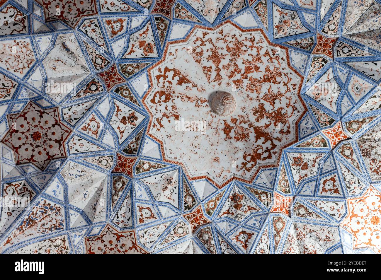 Soffitto decorato della moschea invernale della Madrasa Abdulaziz Khan, un'antica madrassa a Bukhara, Uzbekistan. Fu costruito nel 1652-1654 Foto Stock