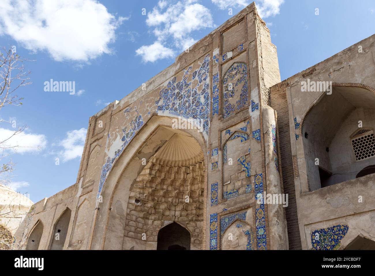 Facciata della Madrasa Abdulaziz Khan, un'antica madrassah a Bukhara, Uzbekistan. Fu costruito nel 1652-1654 Foto Stock