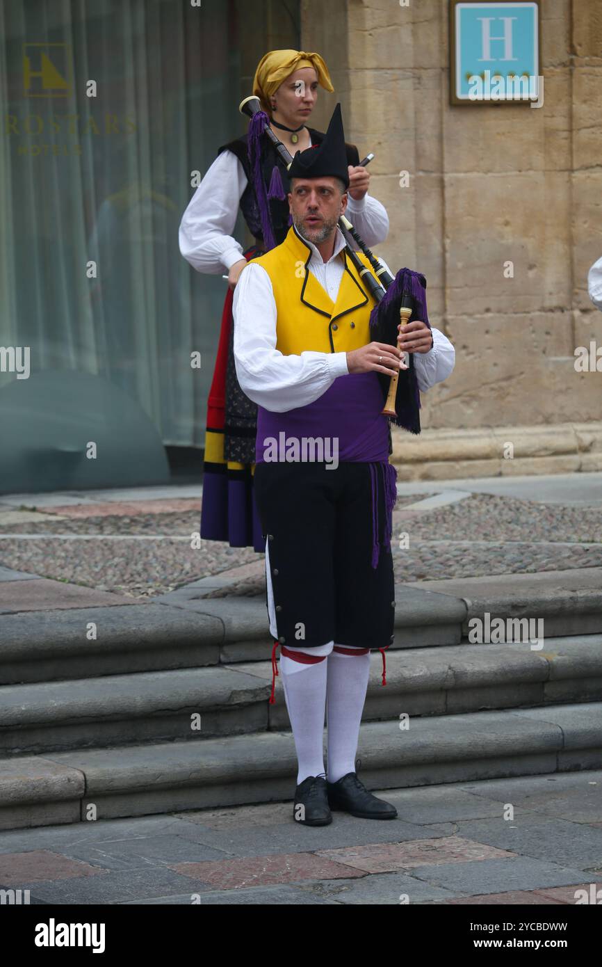 Oviedo, Spagna, 22 ottobre 2024: Un bagpiper che gioca all'arrivo di Carolina Marín a Oviedo, Principessa dello Sport, il 22 ottobre 2024, a Oviedo, Spagna. Crediti: Alberto Brevers / Alamy Live News. Foto Stock