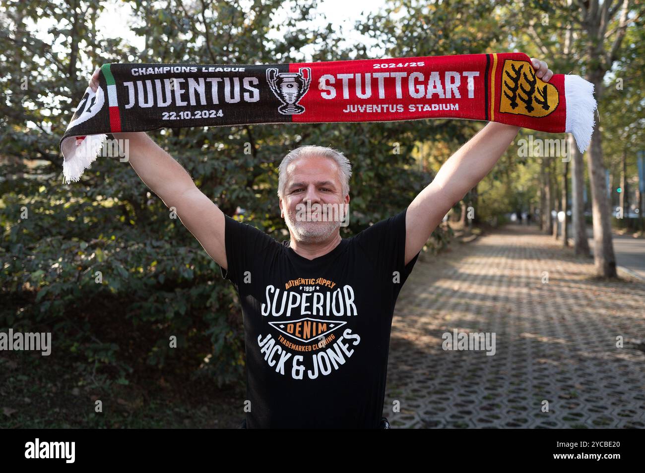 VfB-fan Tobias mit dem Spielschal UCL, Juventus Torino (JUV) vs. VfB Stoccarda (VFB), Fussball, Maenner, Herren, UEFA Champions League, 3) Spieltag, Saison 2024/2025, 22.10.2024 foto: Eibner-Pressefoto/Oliver Schmidt Foto Stock