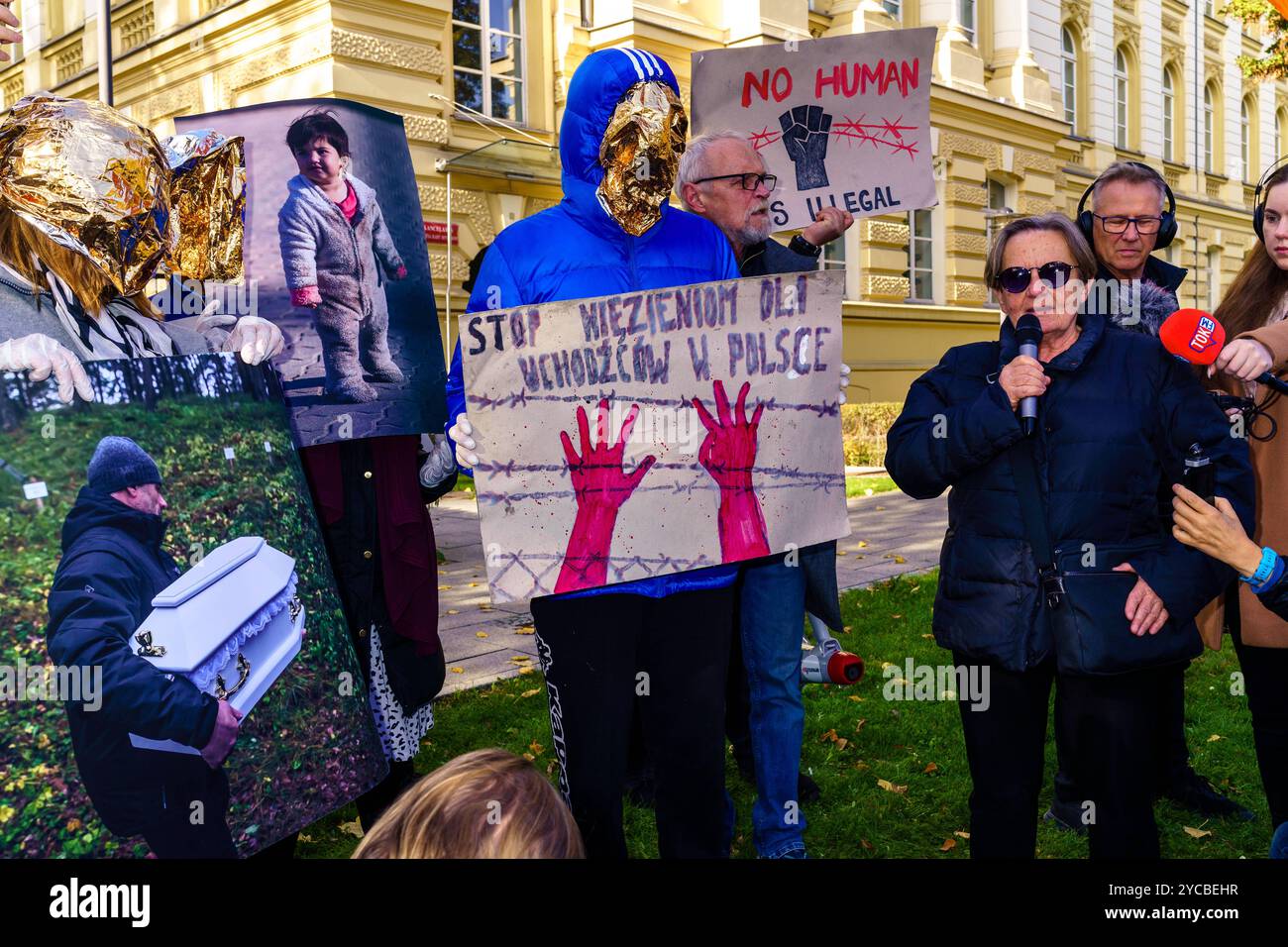Asilo, legge, Costituzione, protesta dello sciopero delle donne e dei cittadini RP di fronte all'Ufficio del primo Ministro per la difesa dei rifugiati sul confine polacco-bielorusso. Agnieszka Holland, con un microfono, parla in difesa dei rifugiati. Varsavia Polonia Copyright: XMikolajxJaneczekx Foto Stock