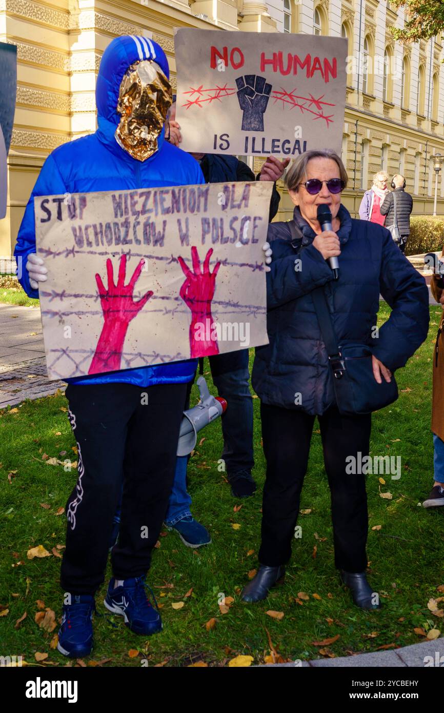 Asilo, legge, Costituzione, protesta dello sciopero delle donne e dei cittadini RP di fronte all'Ufficio del primo Ministro per la difesa dei rifugiati sul confine polacco-bielorusso. Agnieszka Holland, con un microfono, parla in difesa dei rifugiati. Varsavia Polonia Copyright: XMikolajxJaneczekx Foto Stock