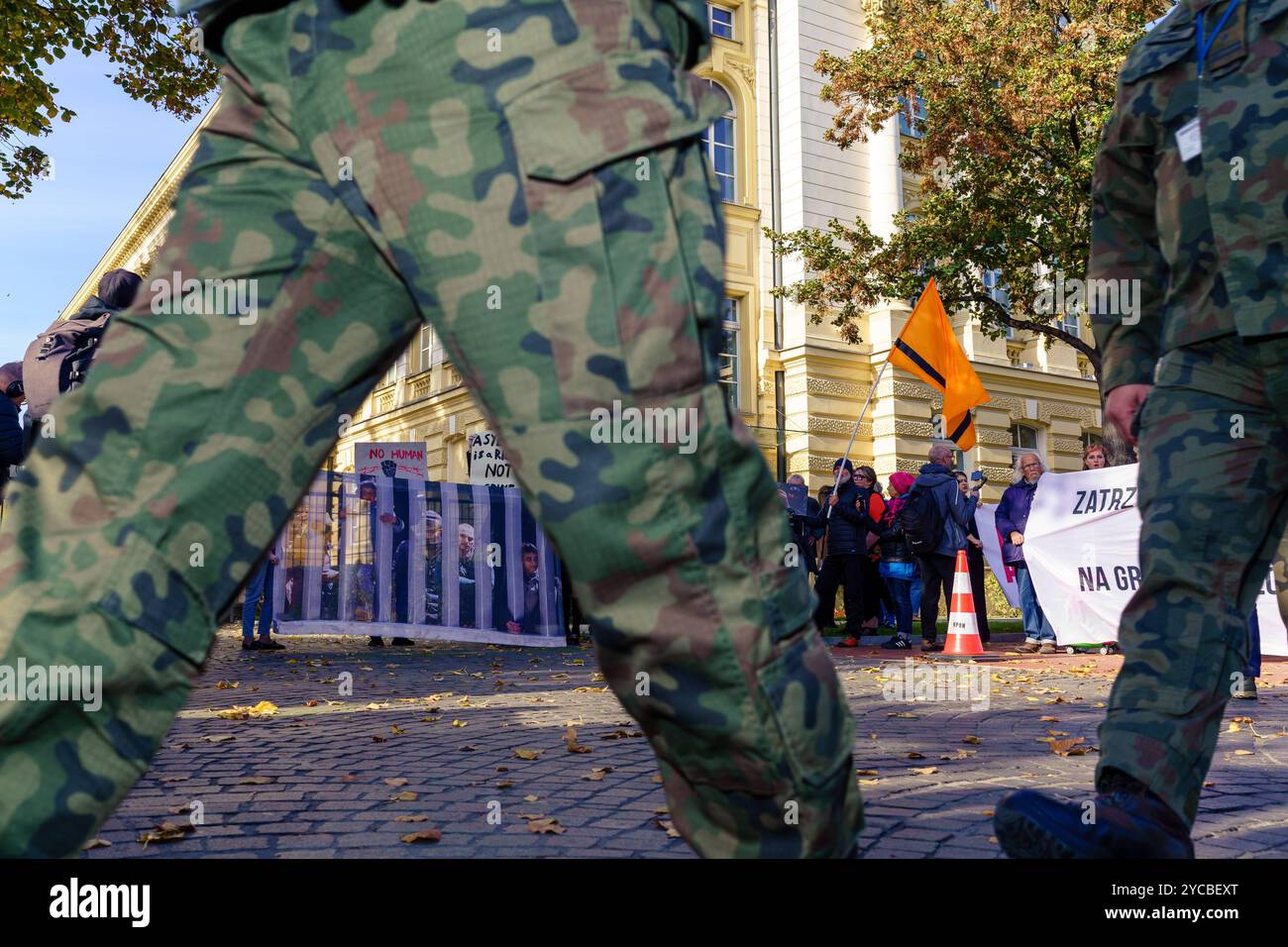 Asilo, legge, Costituzione, protesta dello sciopero delle donne e dei cittadini RP di fronte all'Ufficio del primo Ministro per la difesa dei rifugiati sul confine polacco-bielorusso. Partecipanti alla manifestazione sullo sfondo dell'esercito in marcia. Varsavia Polonia Copyright: XMikolajxJaneczekx Foto Stock
