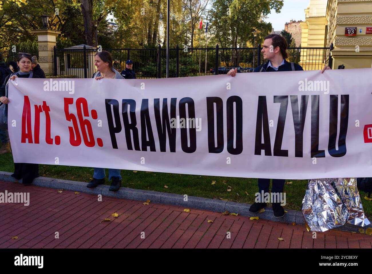 Asilo, legge, Costituzione, protesta dello sciopero delle donne e dei cittadini RP di fronte all'Ufficio del primo Ministro per la difesa dei rifugiati sul confine polacco-bielorusso. Uno striscione con l'iscrizione: Articolo 56, diritto d'asilo. Varsavia Polonia Copyright: XMikolajxJaneczekx Foto Stock