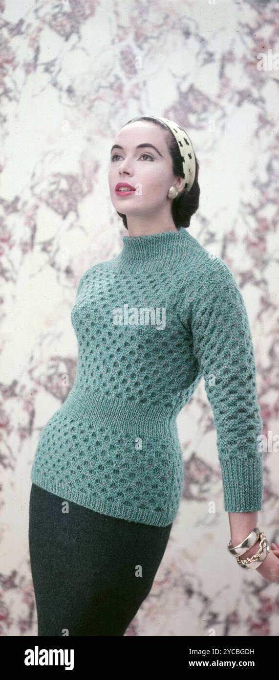 Anni '1950, storica moda femminile, una giovane donna elegante che modella i nuovi capi di pura lana, un top a maniche lunghe e aderente, con girocollo, Inghilterra, REGNO UNITO. Foto Stock