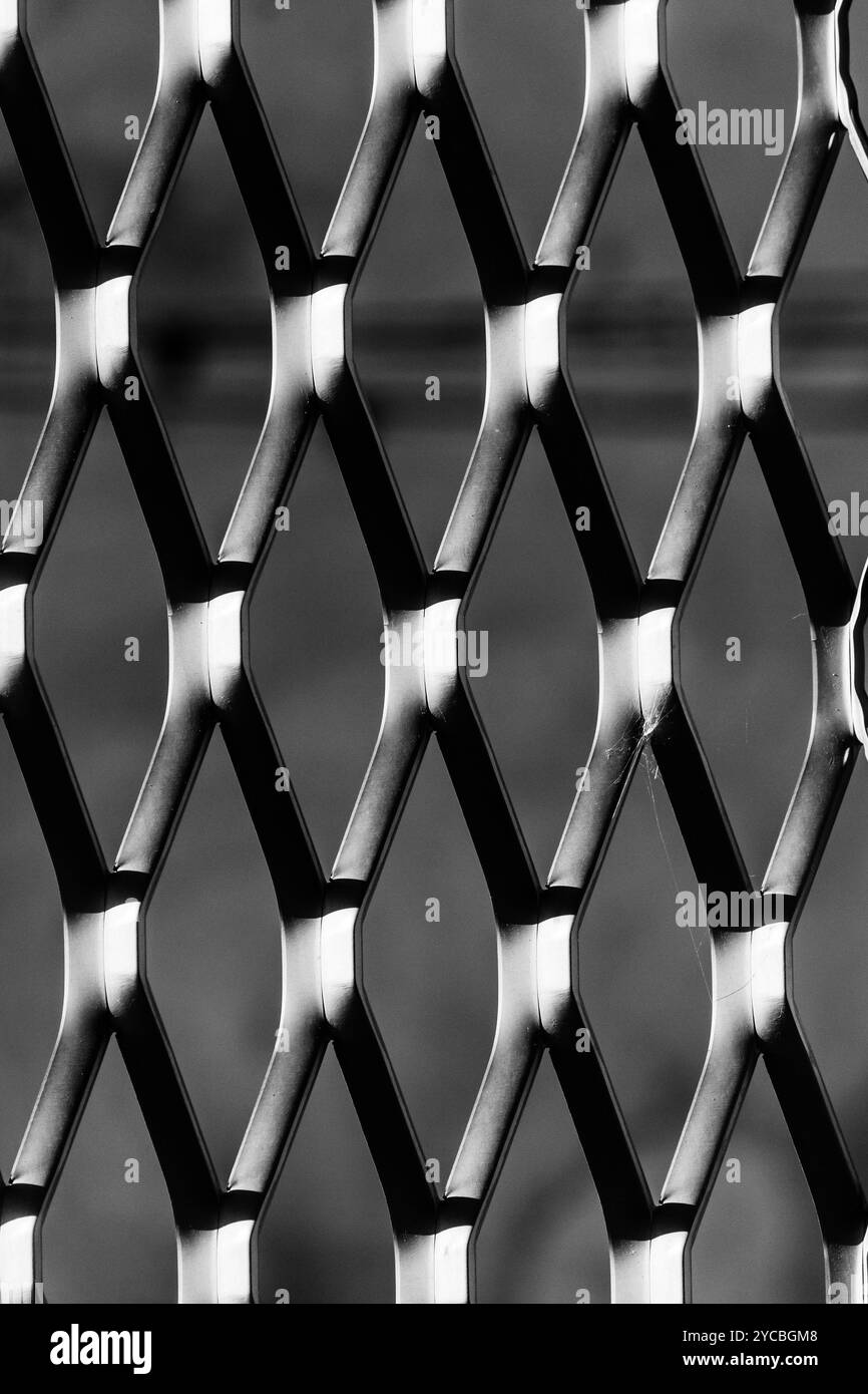Primo piano astratto della ripetizione geometrica a griglia metallica Foto Stock