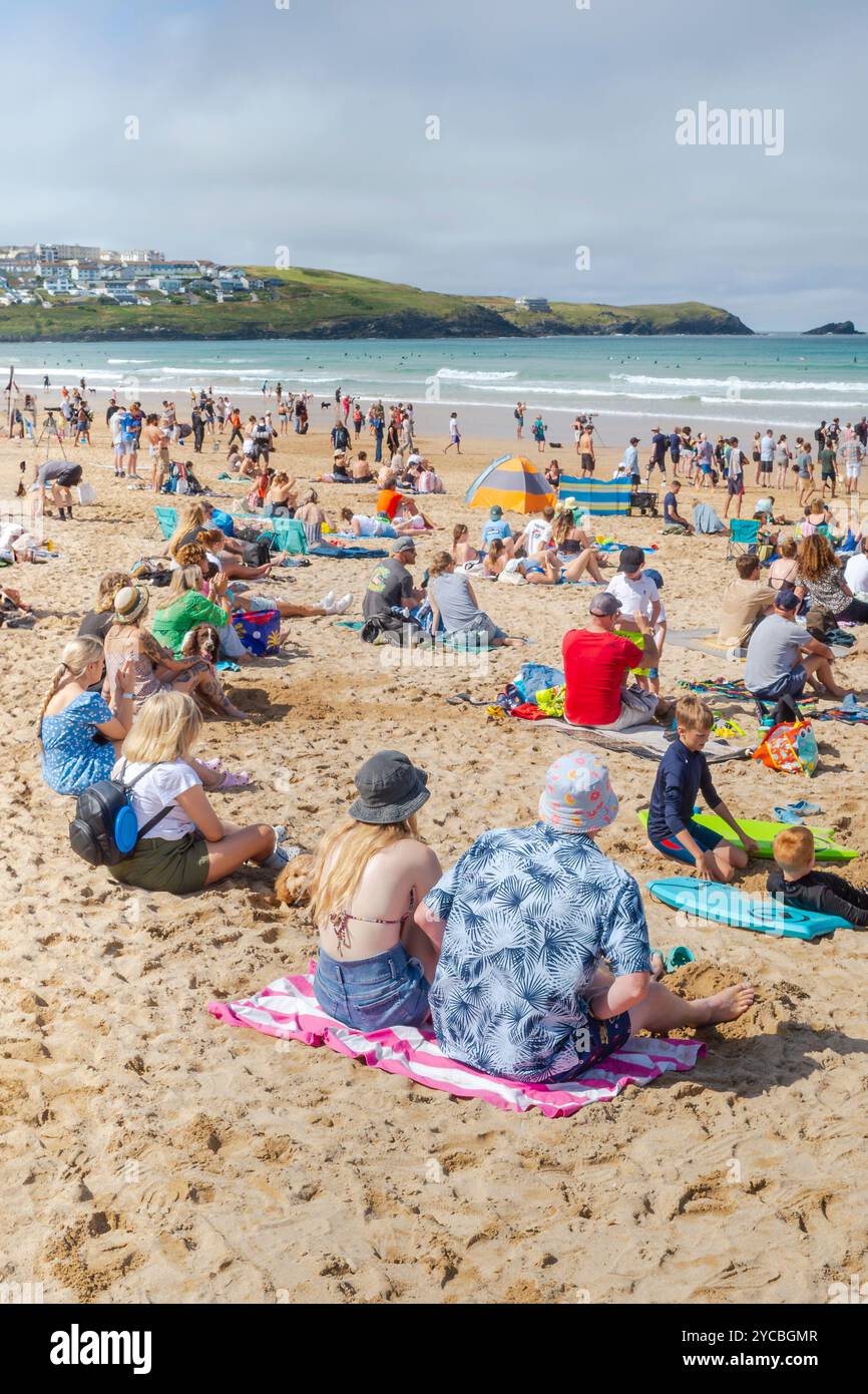 I turisti si godono il sole estivo sulla Fistral Beach a Newquay, in Cornovaglia, nel Regno Unito. Foto Stock