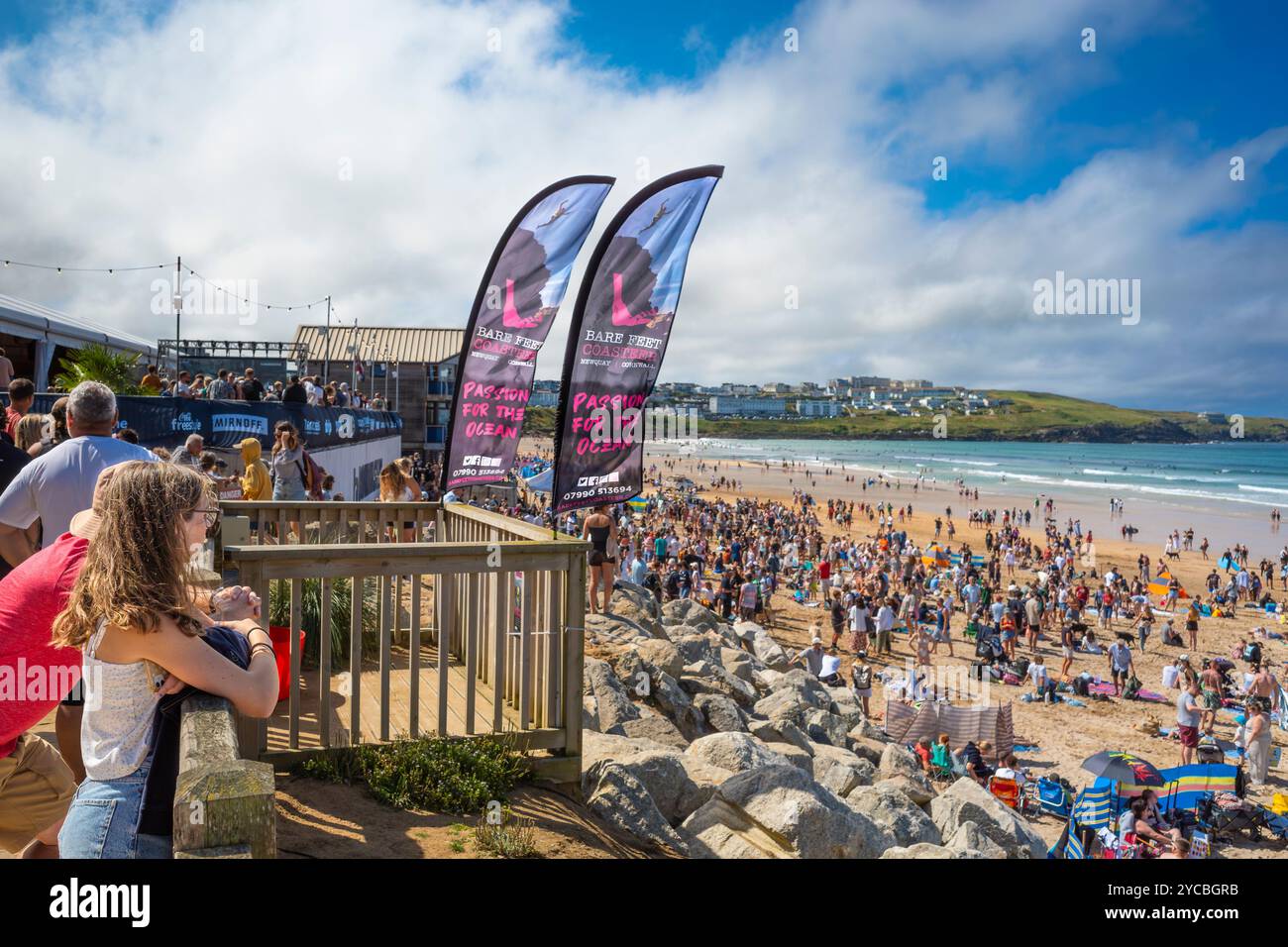 Turisti che si godono il sole estivo sull'iconica spiaggia Fistral di Newquay, in Cornovaglia, nel Regno Unito. Foto Stock