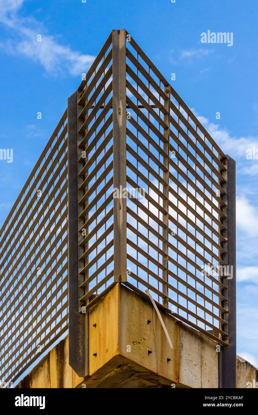 Architettura geometrica moderna contro il cielo blu Foto Stock