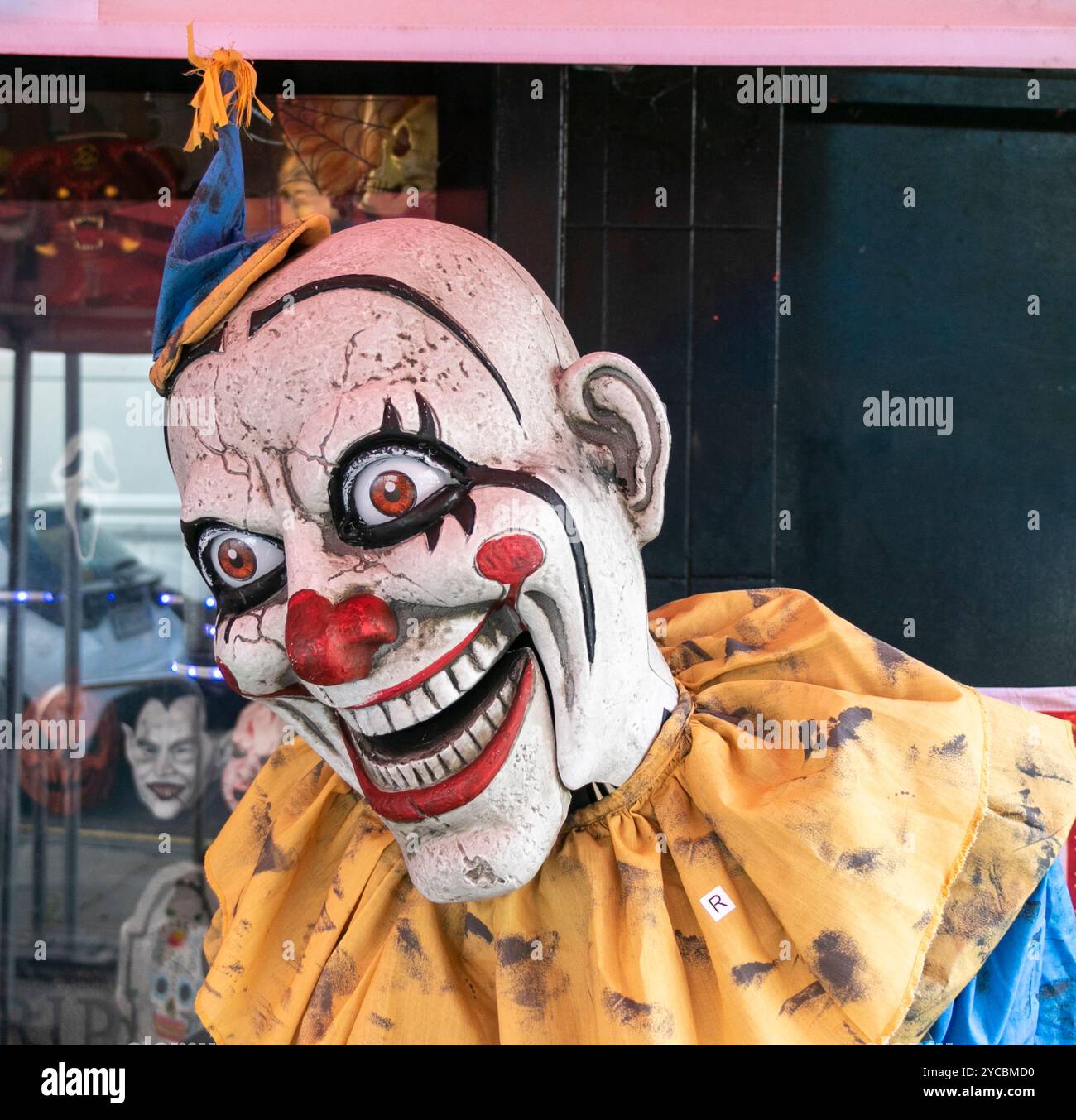 Faccia da clown spaventosa da vicino rivolta verso la fotocamera Foto Stock