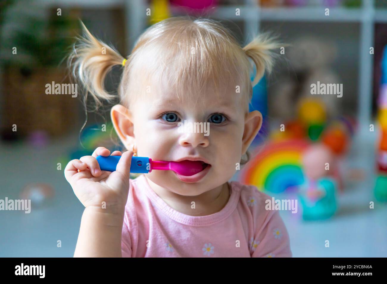 bambina che gioca con i giocattoli. Messa a fuoco selettiva. Foto Stock