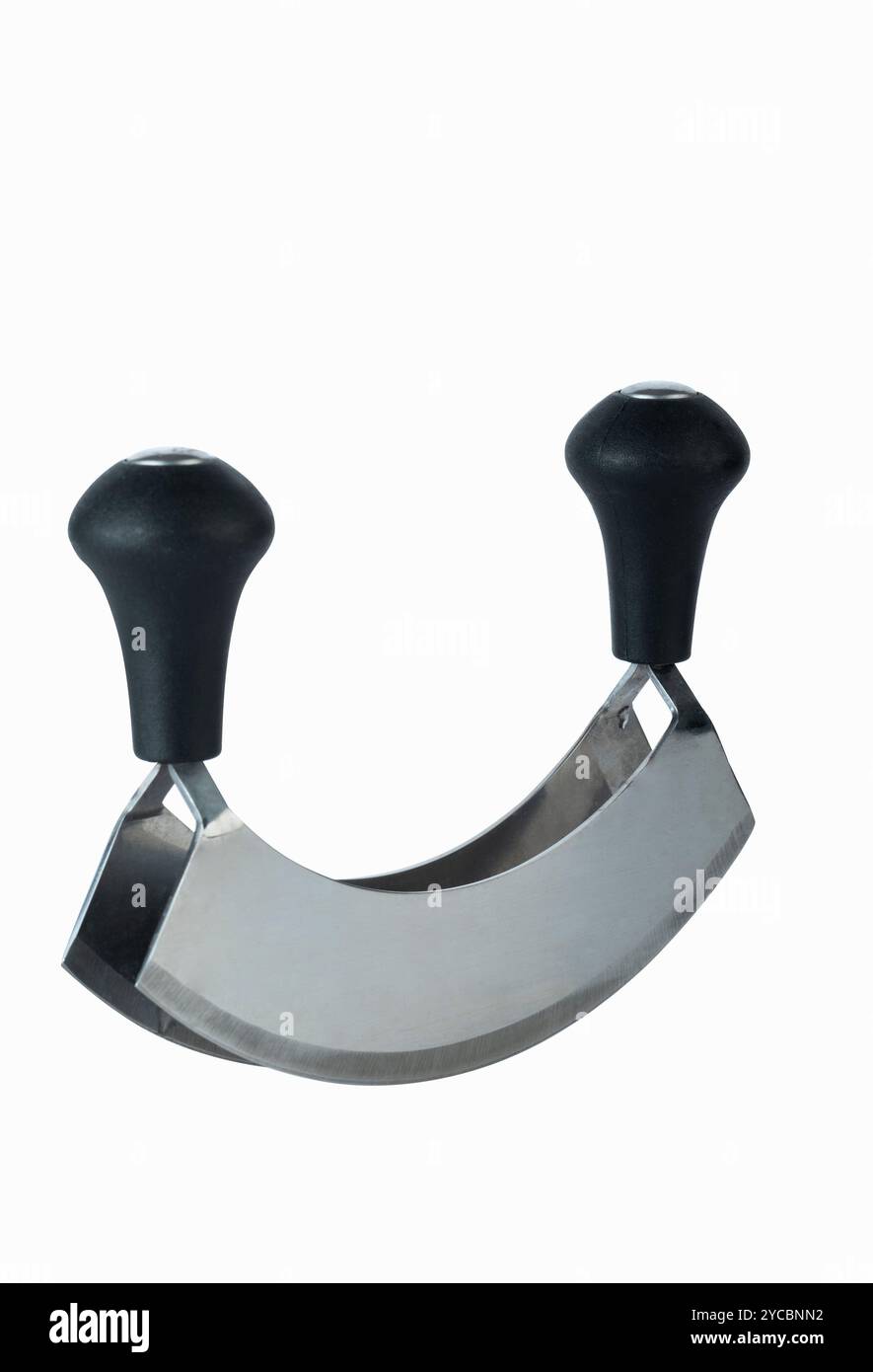 Un tritatutto alle erbe di mezzaluna a doppia lama su sfondo bianco. Foto Stock